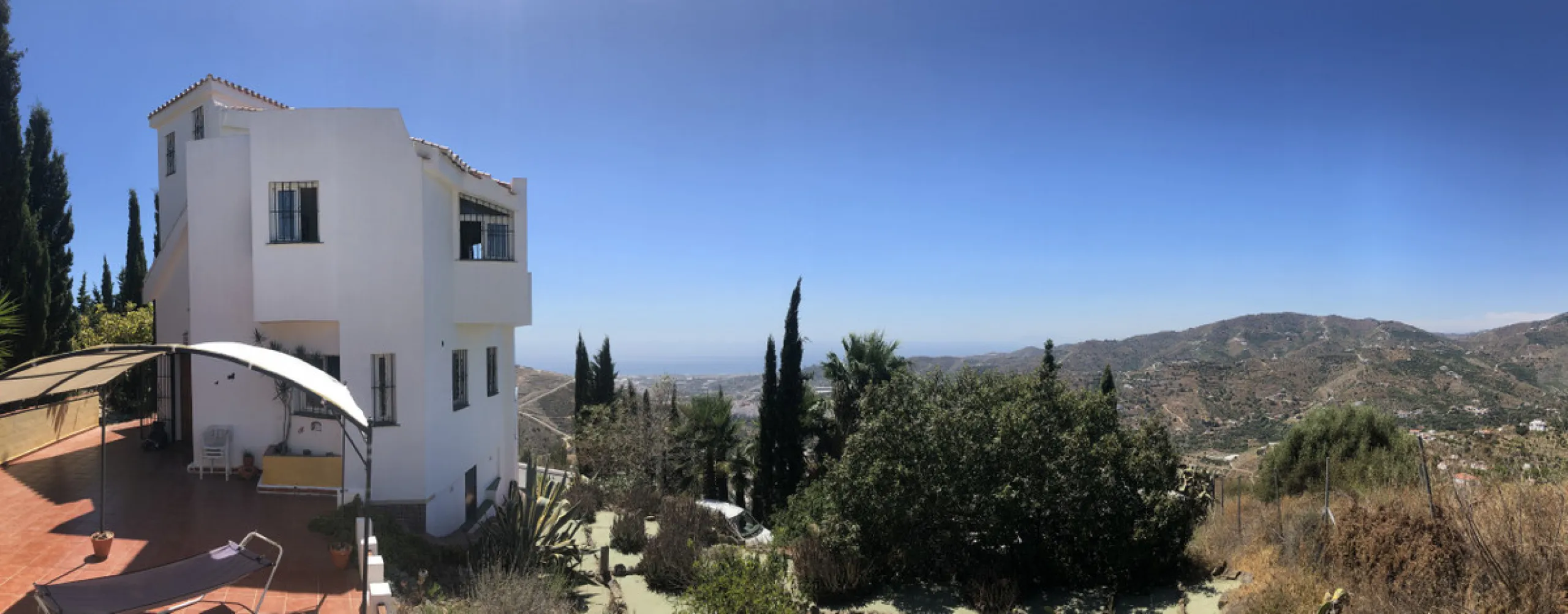 If you are looking for the perfect house, with spectacular views, well built and with a unique design, absolute privacy and tranquility, and with a first occupancy license in a country house -something very rare in the country-side-, this is your best opt