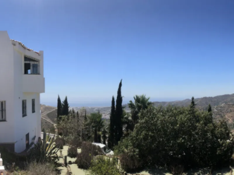 If you are looking for the perfect house, with spectacular views, well built and with a unique design, absolute privacy and tranquility, and with a first occupancy license in a country house -something very rare in the country-side-, this is your best opt