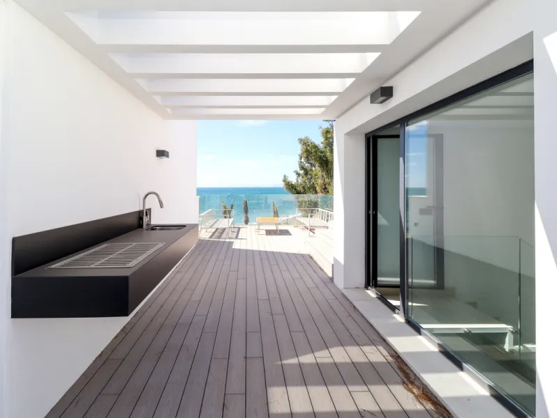 Experience luxury coastal living at The Islands, Estepona, an exclusive first-line beach urbanization offering direct access to the Mediterranean. This prestigious residential community combines modern architecture with elegant design, providing the perfe