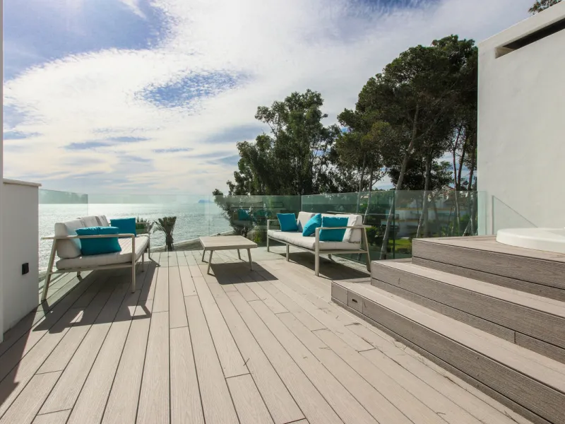 Experience luxury coastal living at The Islands, Estepona, an exclusive first-line beach urbanization offering direct access to the Mediterranean. This prestigious residential community combines modern architecture with elegant design, providing the perfe