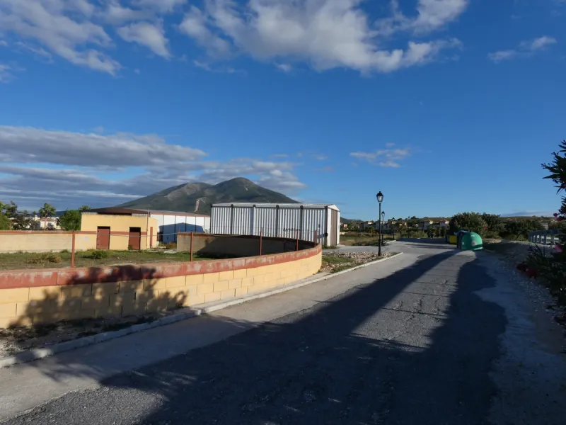 18,560m² of urban land ready for commercial development, located in a prestigious urbanisation in Coín and with quick access to the main roads to Marbella, Málaga, Fuengirola and Mijas. It is an idyllic place, surrounded by nature and ideal for golf lover