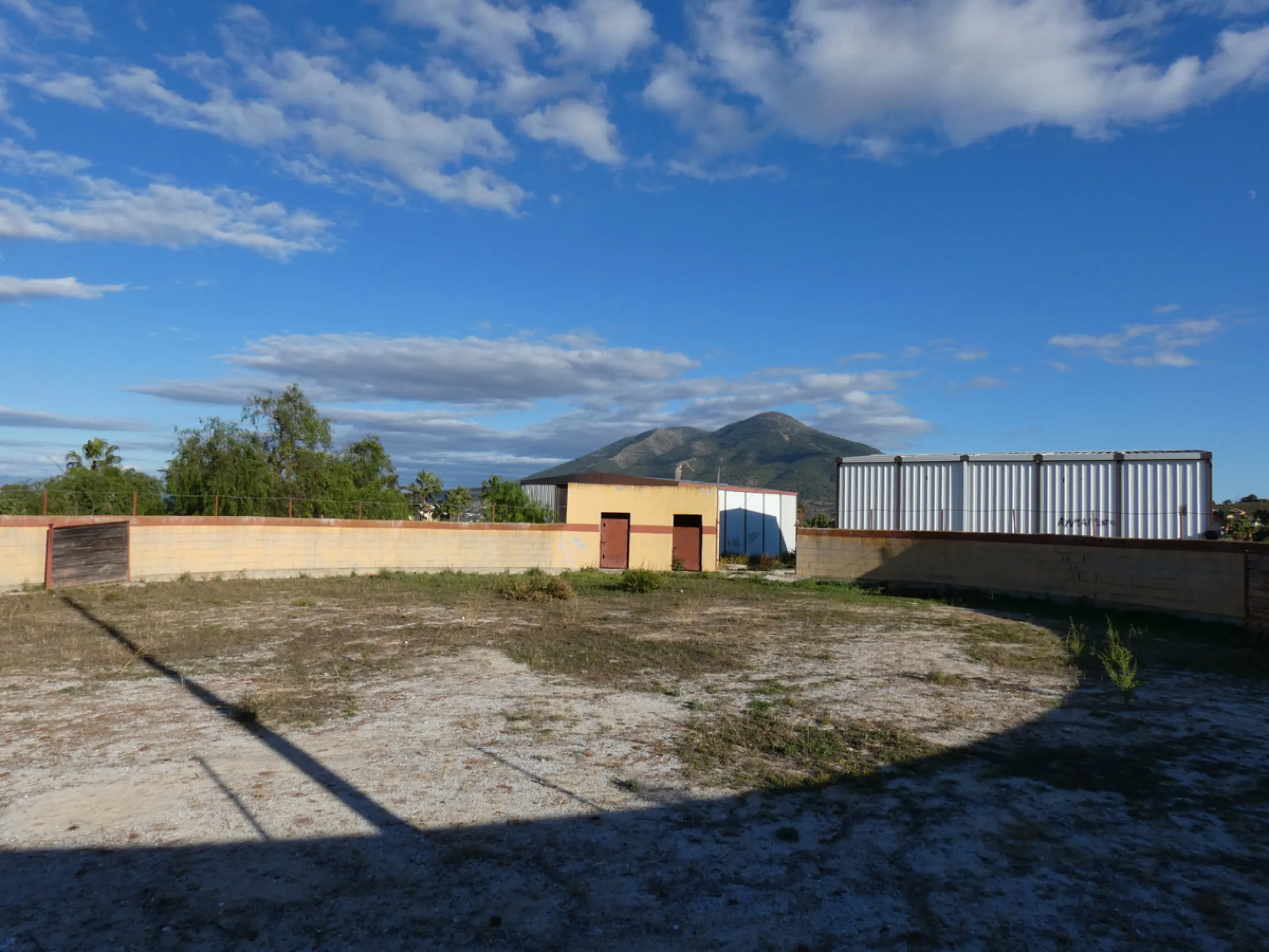 18,560m² of urban land ready for commercial development, located in a prestigious urbanisation in Coín and with quick access to the main roads to Marbella, Málaga, Fuengirola and Mijas. It is an idyllic place, surrounded by nature and ideal for golf lover