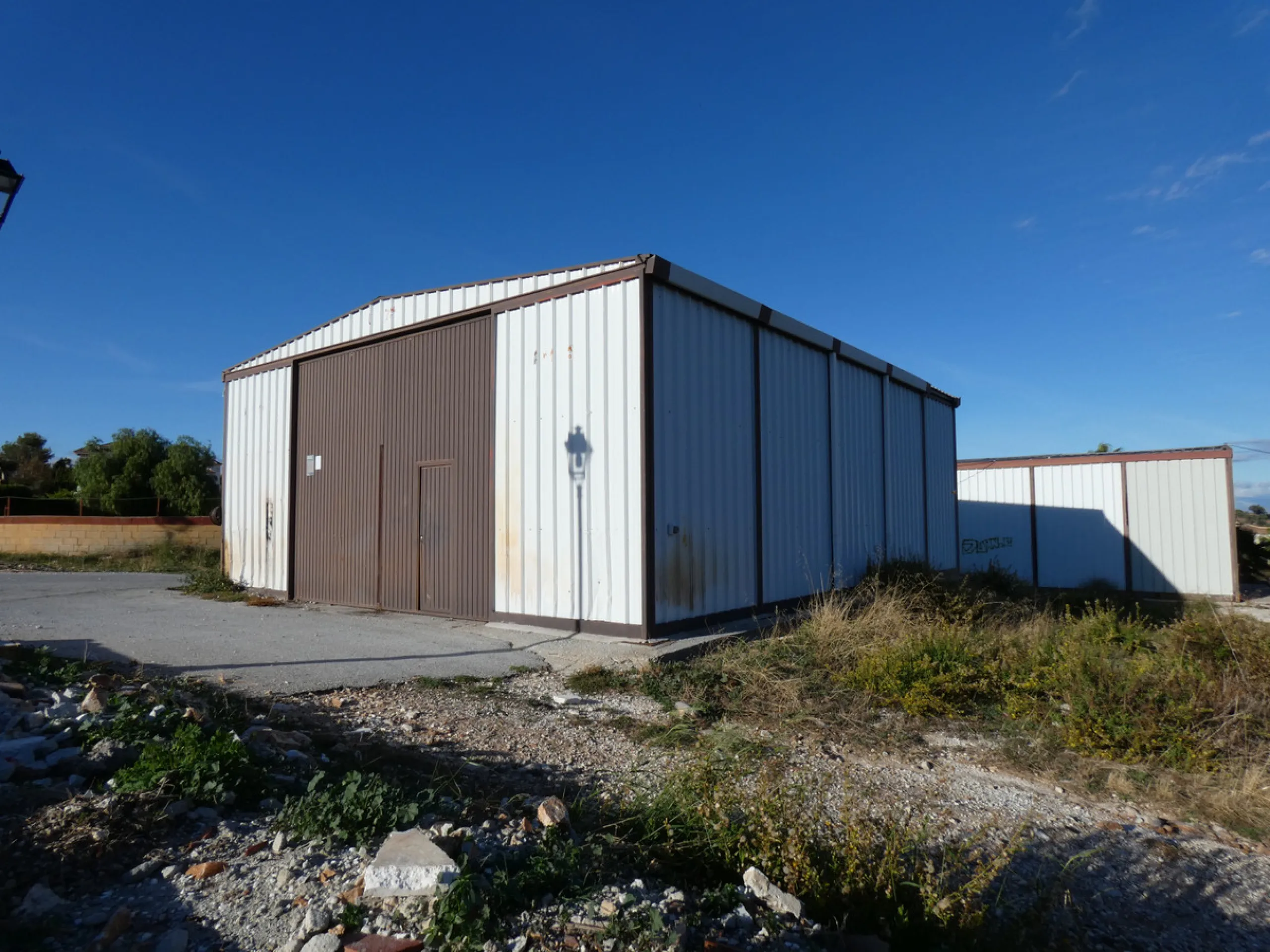 18,560m² of urban land ready for commercial development, located in a prestigious urbanisation in Coín and with quick access to the main roads to Marbella, Málaga, Fuengirola and Mijas. It is an idyllic place, surrounded by nature and ideal for golf lover