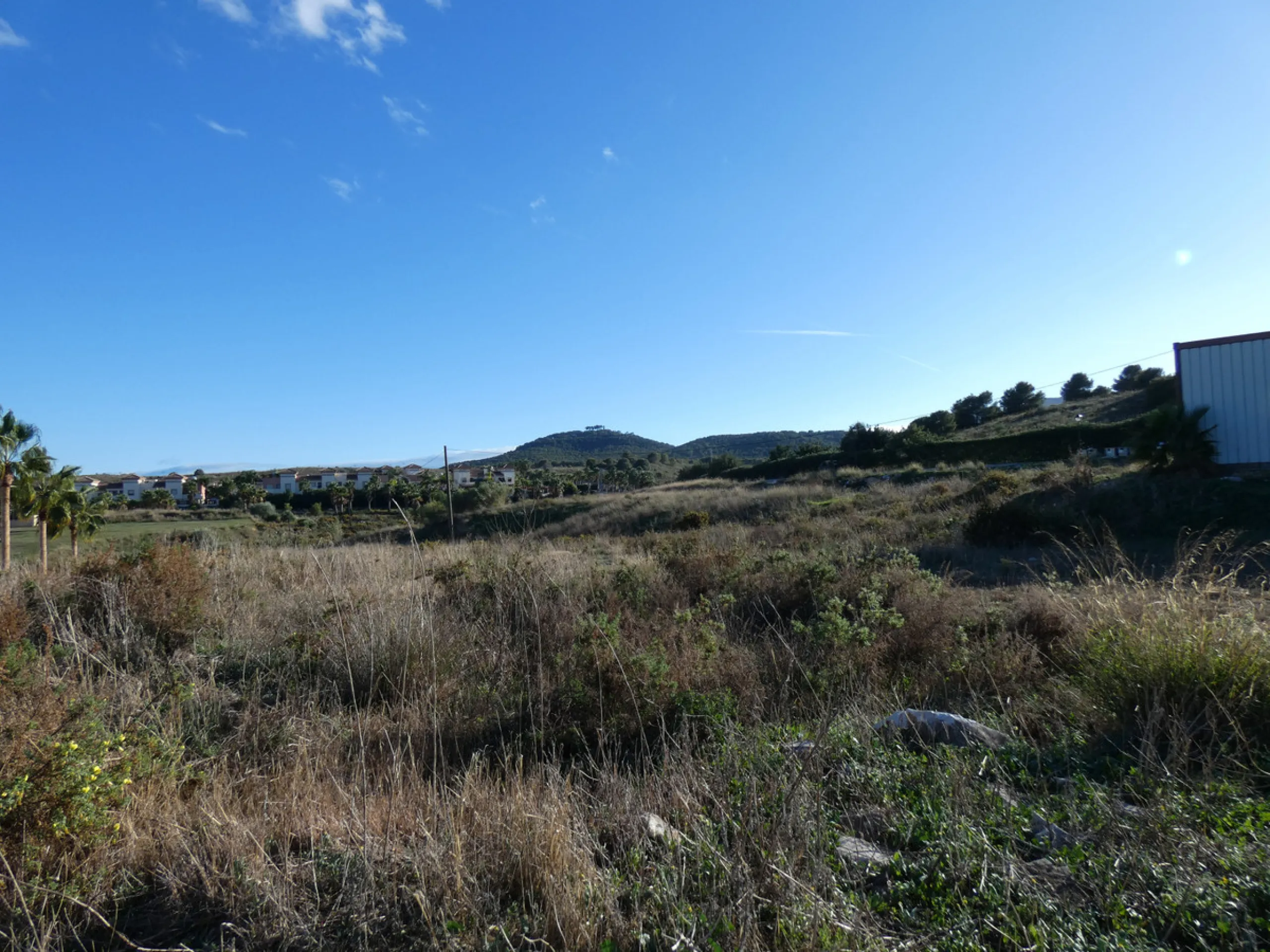 18,560m² of urban land ready for commercial development, located in a prestigious urbanisation in Coín and with quick access to the main roads to Marbella, Málaga, Fuengirola and Mijas. It is an idyllic place, surrounded by nature and ideal for golf lover