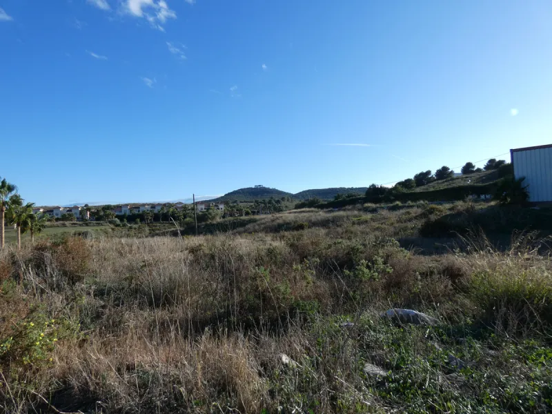 18,560m² of urban land ready for commercial development, located in a prestigious urbanisation in Coín and with quick access to the main roads to Marbella, Málaga, Fuengirola and Mijas. It is an idyllic place, surrounded by nature and ideal for golf lover