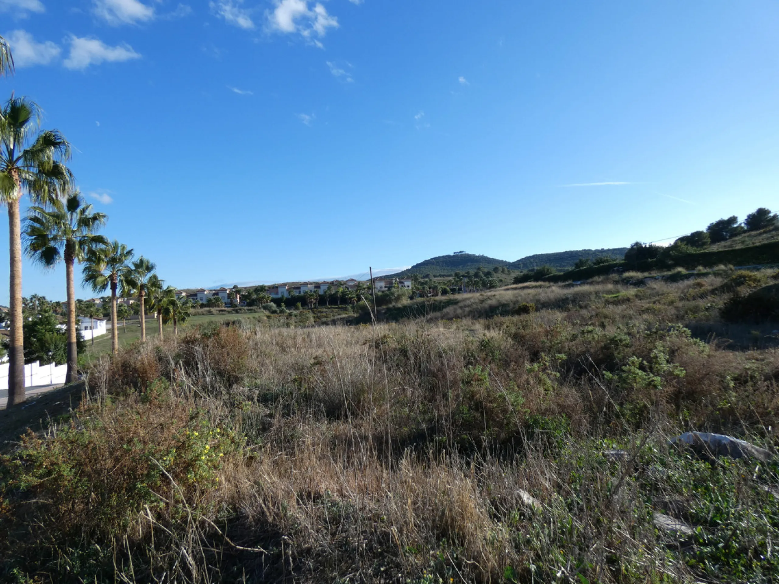 18,560m² of urban land ready for commercial development, located in a prestigious urbanisation in Coín and with quick access to the main roads to Marbella, Málaga, Fuengirola and Mijas. It is an idyllic place, surrounded by nature and ideal for golf lover