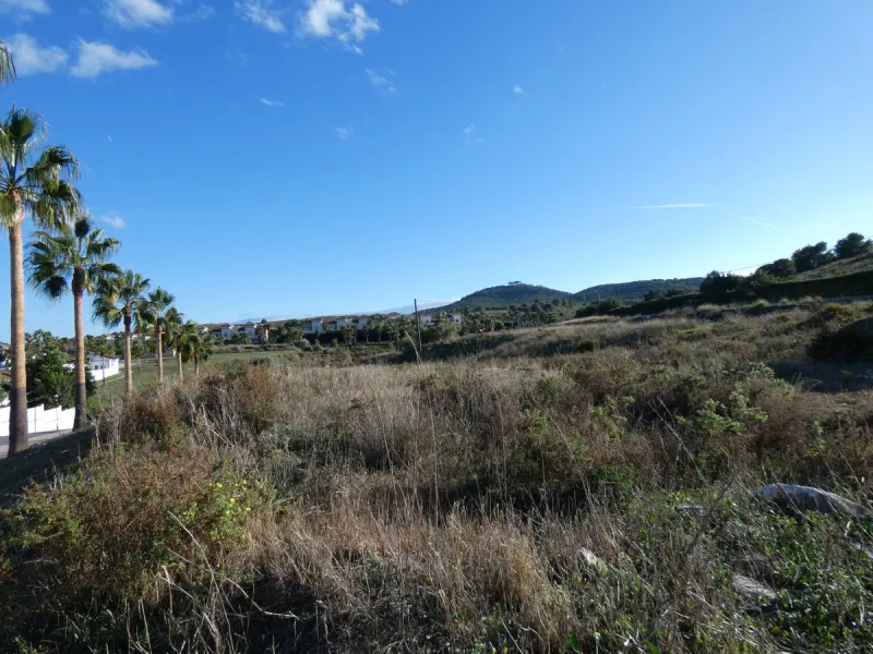 18,560m² of urban land ready for commercial development, located in a prestigious urbanisation in Coín and with quick access to the main roads to Marbella, Málaga, Fuengirola and Mijas. It is an idyllic place, surrounded by nature and ideal for golf lover