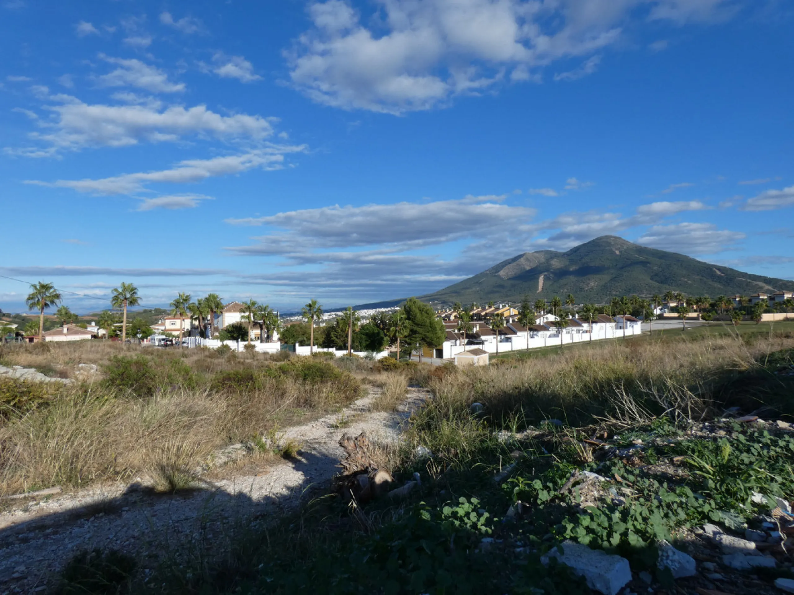 18,560m² of urban land ready for commercial development, located in a prestigious urbanisation in Coín and with quick access to the main roads to Marbella, Málaga, Fuengirola and Mijas. It is an idyllic place, surrounded by nature and ideal for golf lover