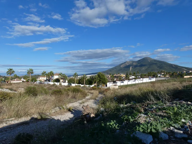 18,560m² of urban land ready for commercial development, located in a prestigious urbanisation in Coín and with quick access to the main roads to Marbella, Málaga, Fuengirola and Mijas. It is an idyllic place, surrounded by nature and ideal for golf lover