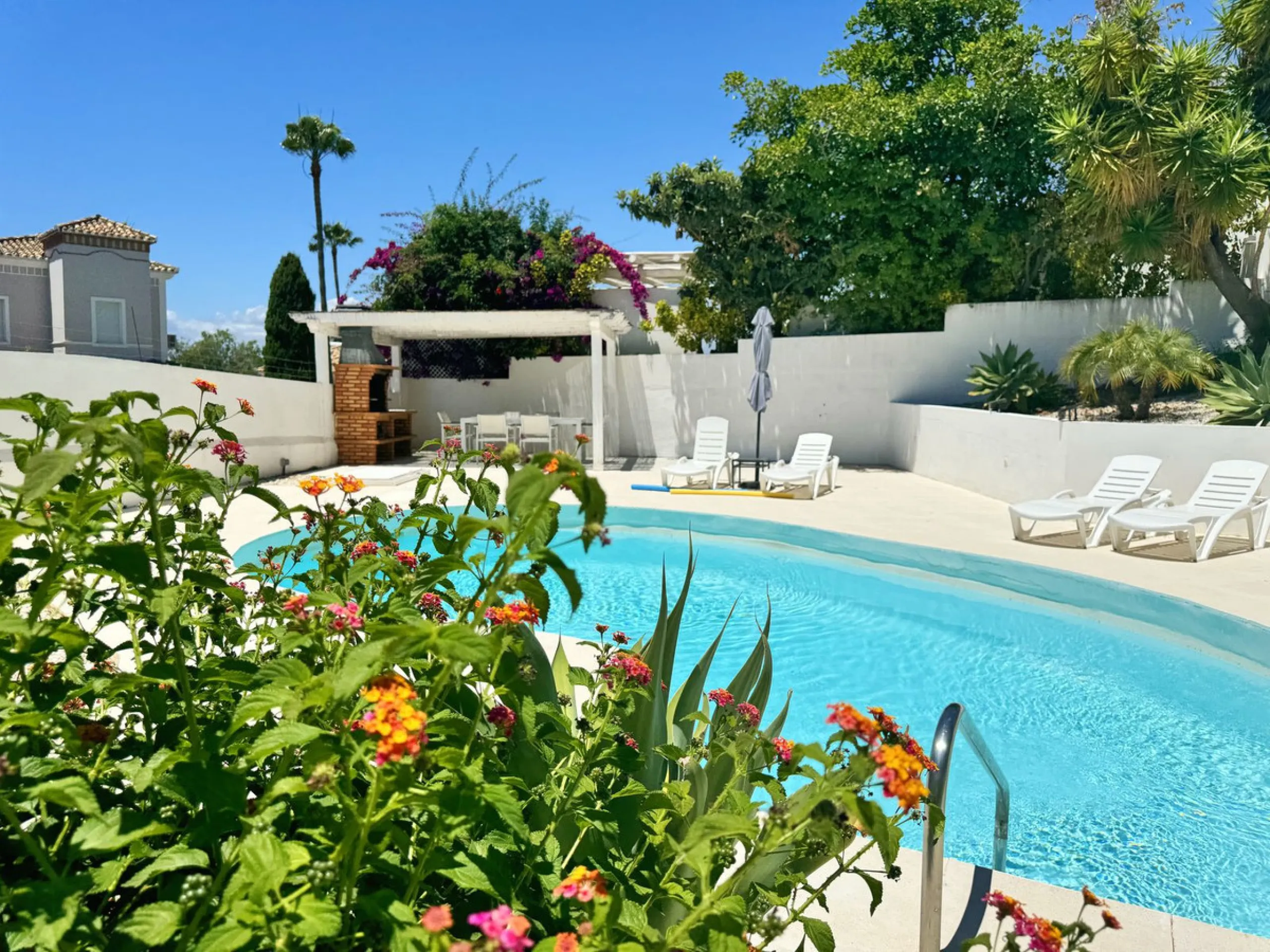 Magnificent villa with stunning sea views. The villa has 5 bedrooms and 4 bathrooms, located in the El Rosario area,
