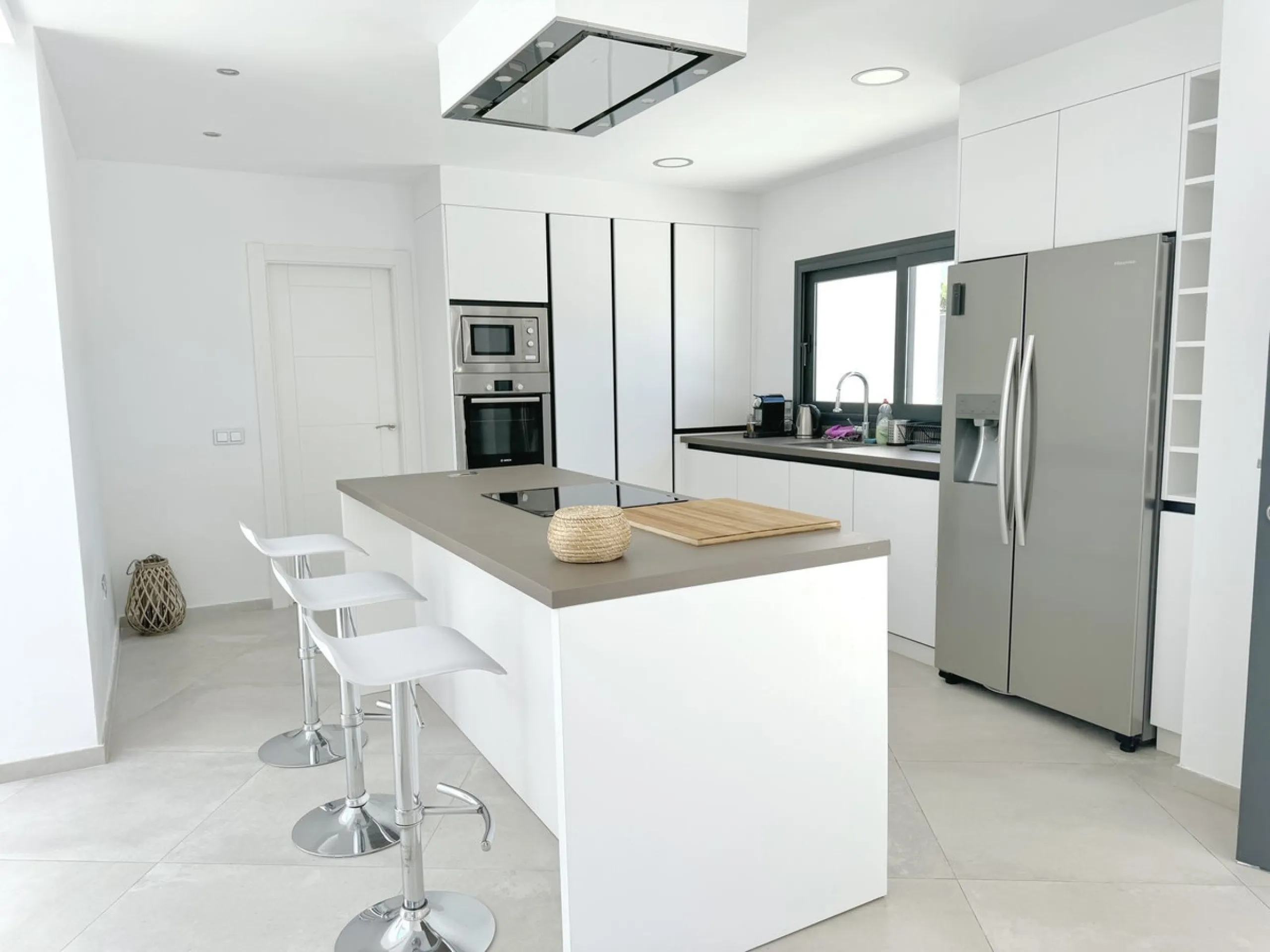 Magnificent villa with stunning sea views. The villa has 5 bedrooms and 4 bathrooms, located in the El Rosario area,