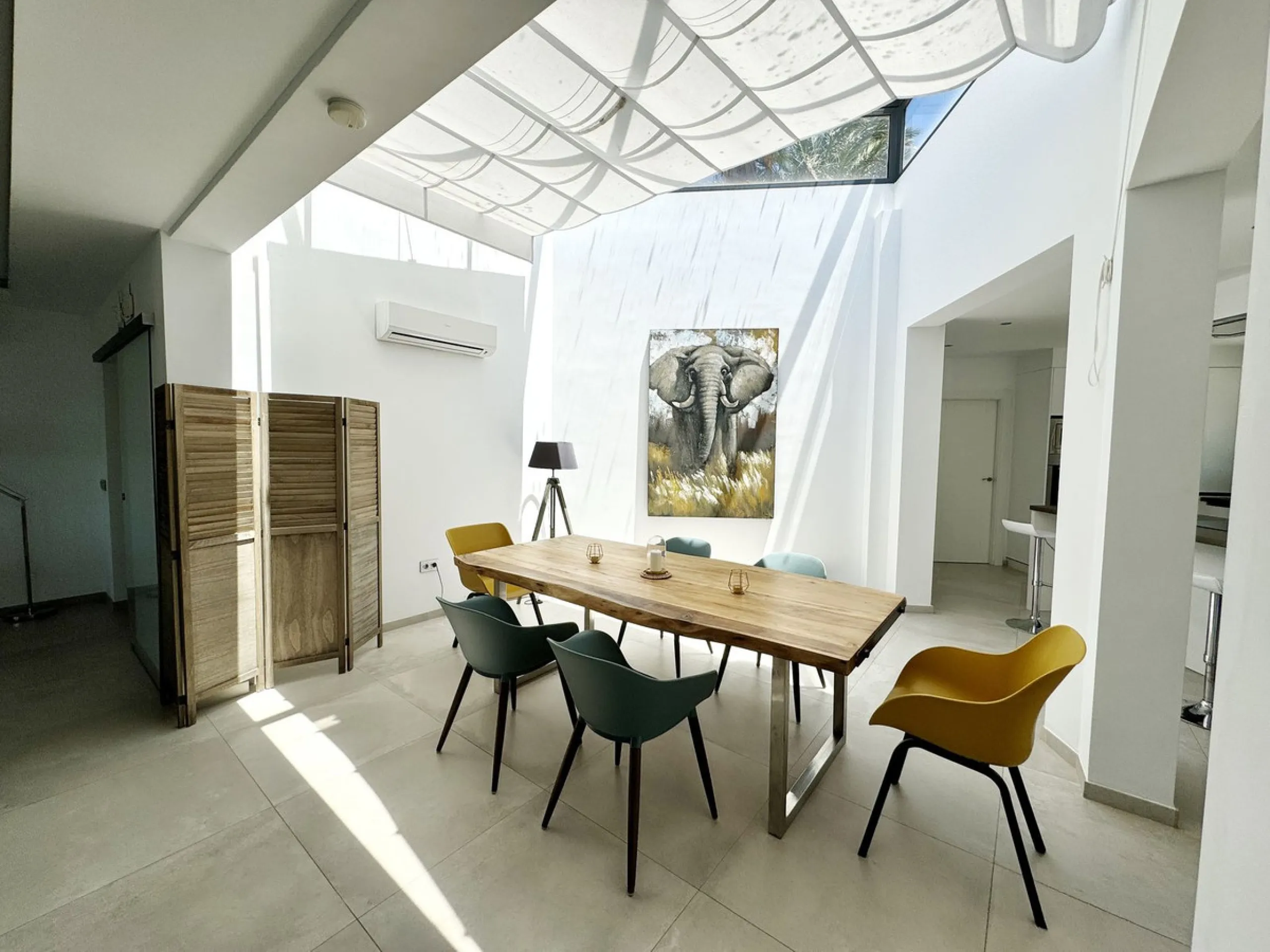 Magnificent villa with stunning sea views. The villa has 5 bedrooms and 4 bathrooms, located in the El Rosario area,