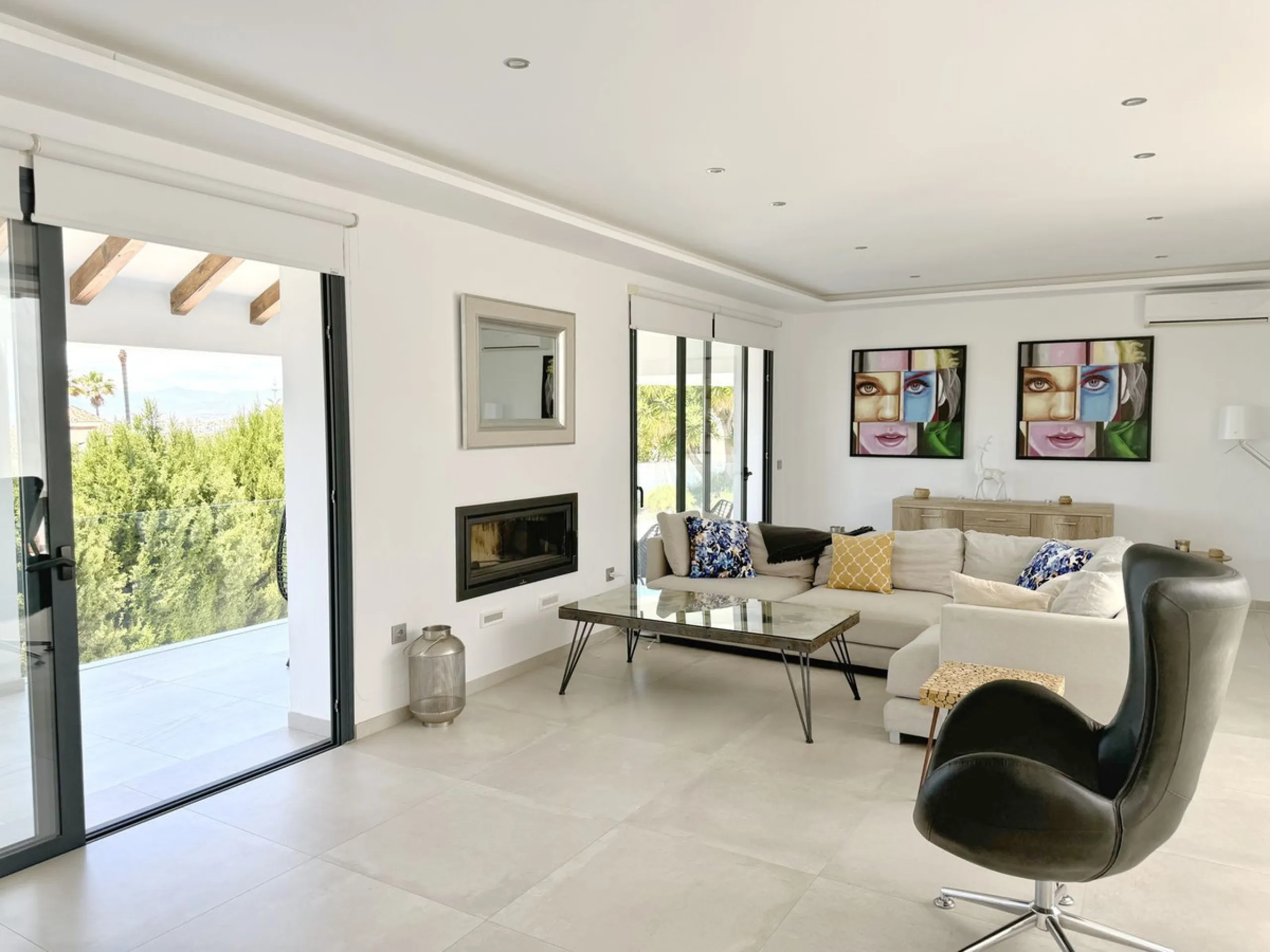 Magnificent villa with stunning sea views. The villa has 5 bedrooms and 4 bathrooms, located in the El Rosario area,