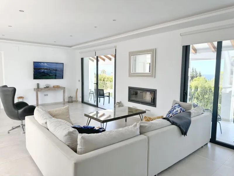 Magnificent villa with stunning sea views. The villa has 5 bedrooms and 4 bathrooms, located in the El Rosario area,