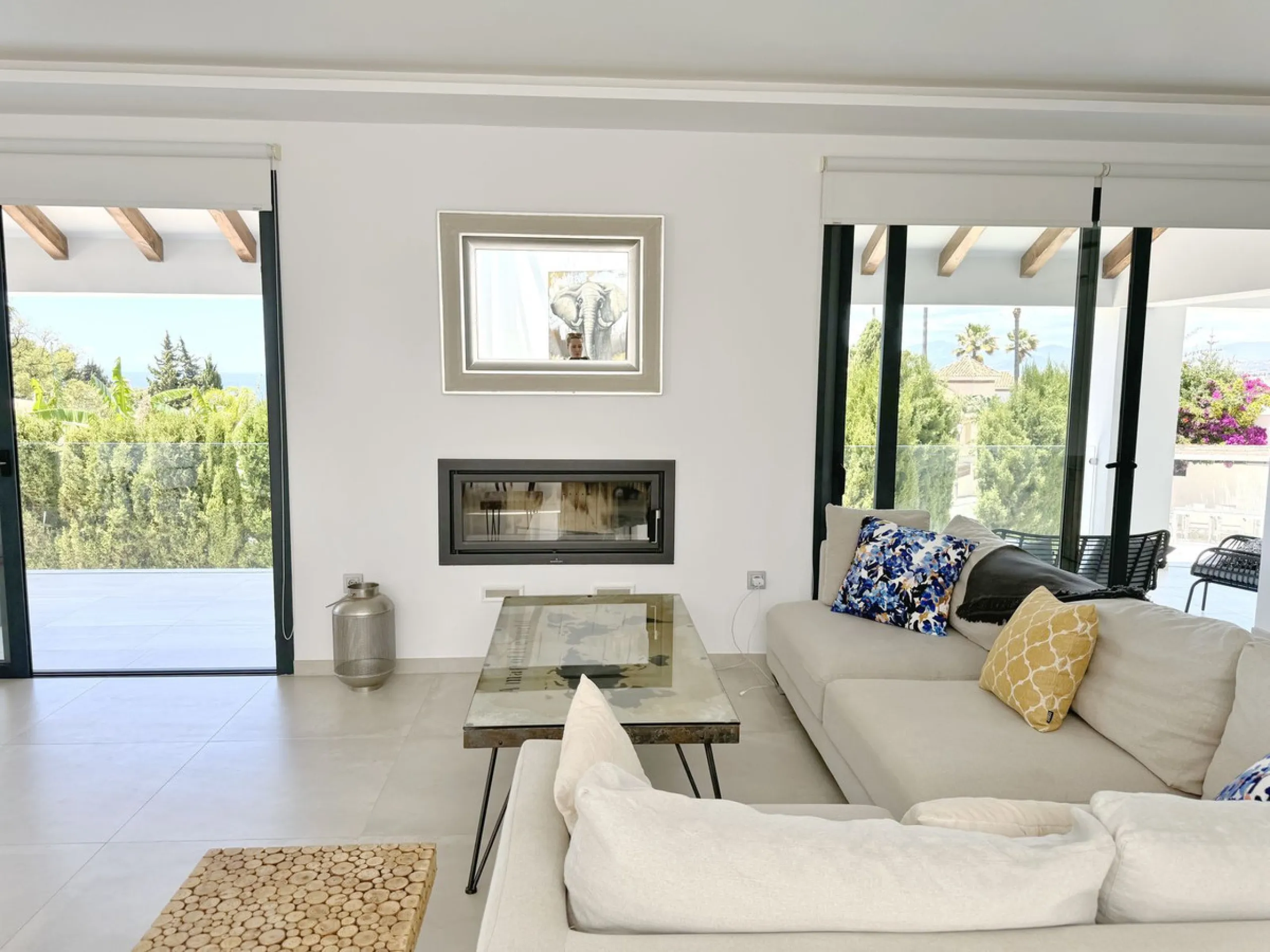 Magnificent villa with stunning sea views. The villa has 5 bedrooms and 4 bathrooms, located in the El Rosario area,