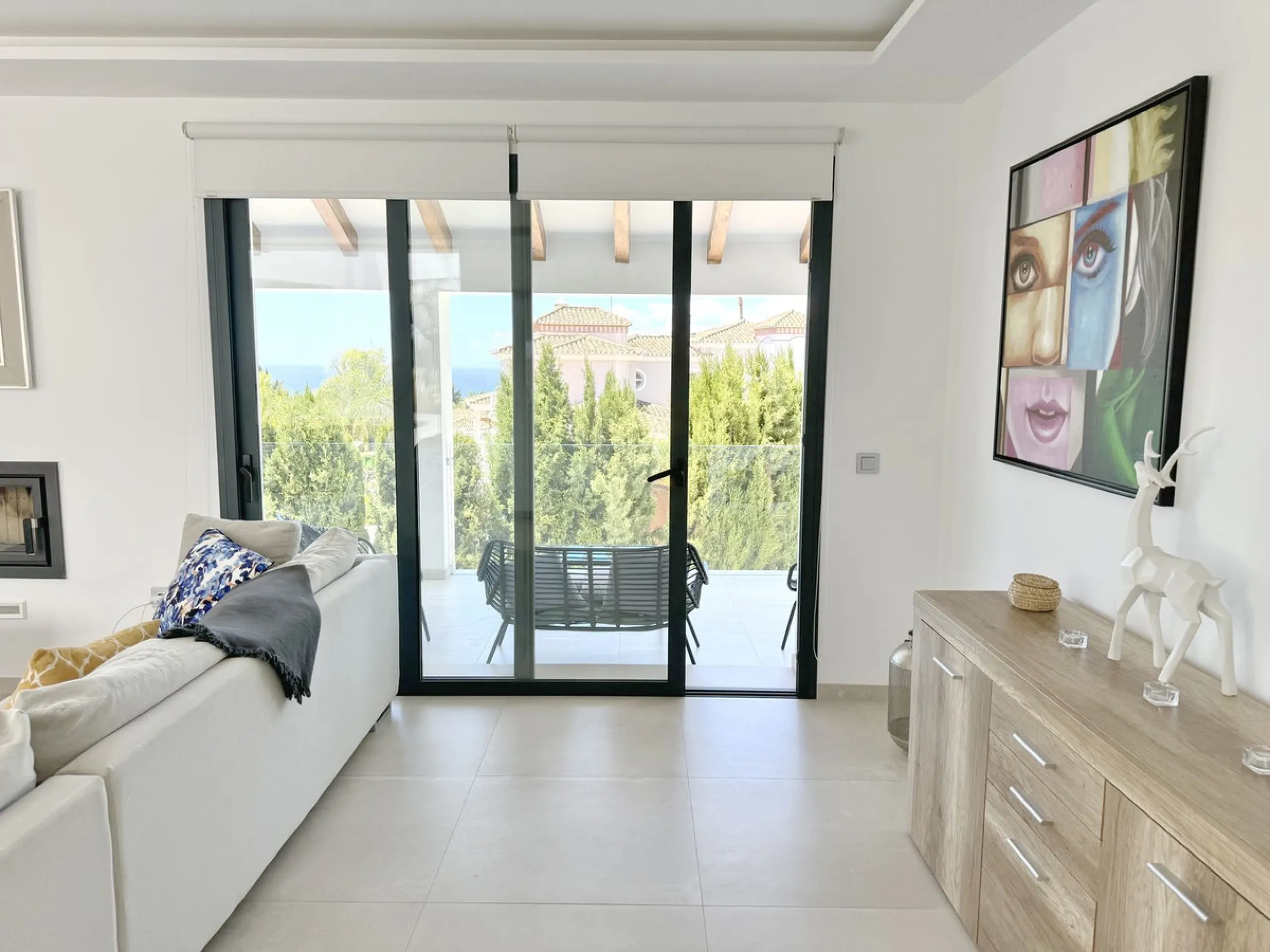 Magnificent villa with stunning sea views. The villa has 5 bedrooms and 4 bathrooms, located in the El Rosario area,