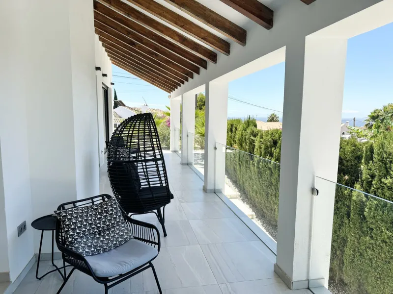 Magnificent villa with stunning sea views. The villa has 5 bedrooms and 4 bathrooms, located in the El Rosario area,