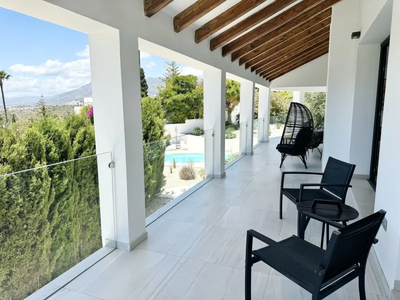 Magnificent villa with stunning sea views. The villa has 5 bedrooms and 4 bathrooms, located in the El Rosario area,