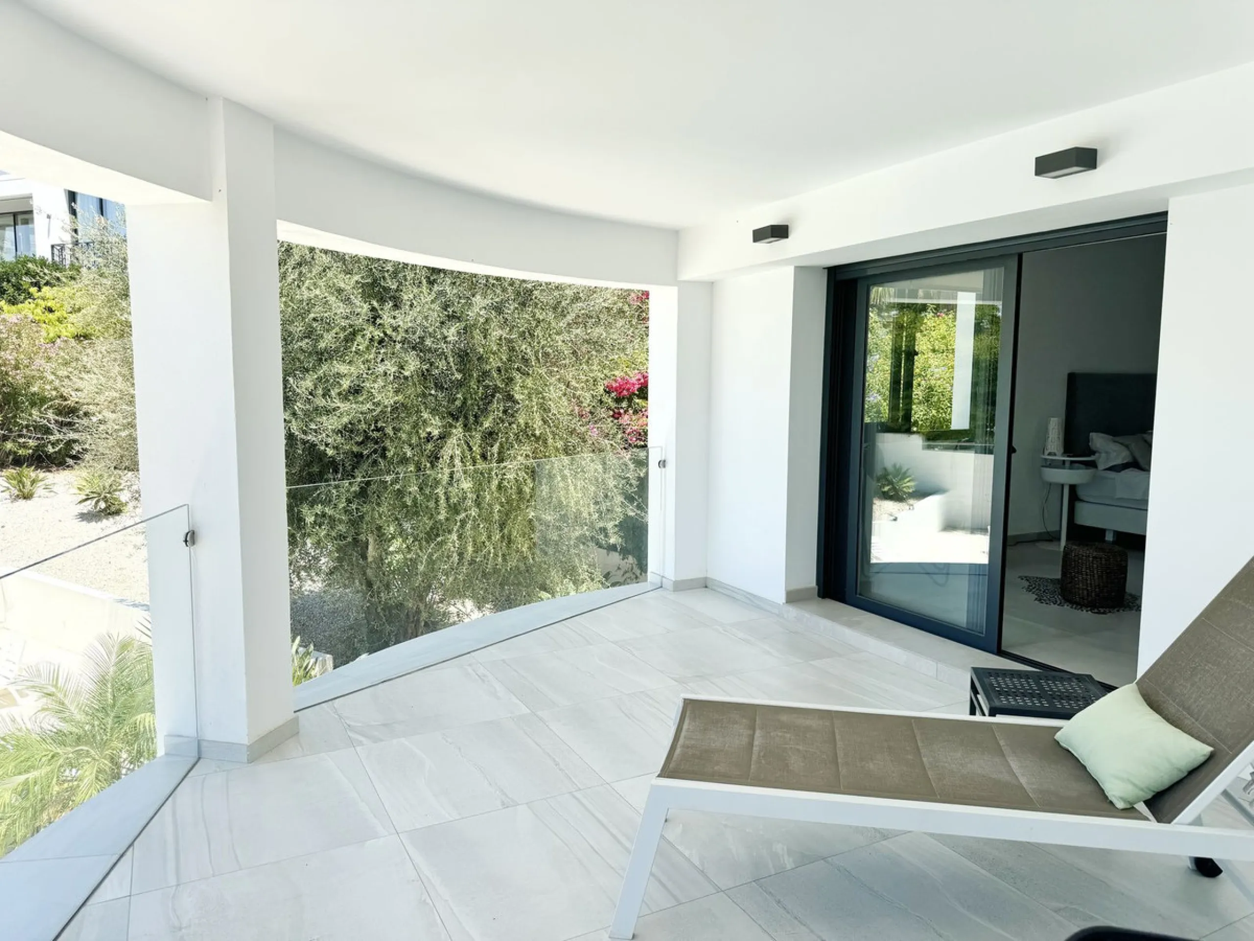 Magnificent villa with stunning sea views. The villa has 5 bedrooms and 4 bathrooms, located in the El Rosario area,