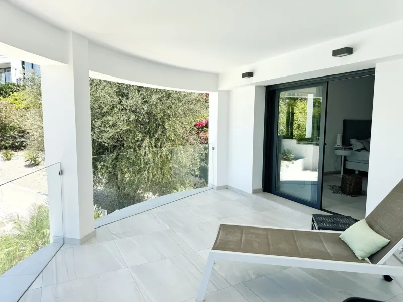 Magnificent villa with stunning sea views. The villa has 5 bedrooms and 4 bathrooms, located in the El Rosario area,