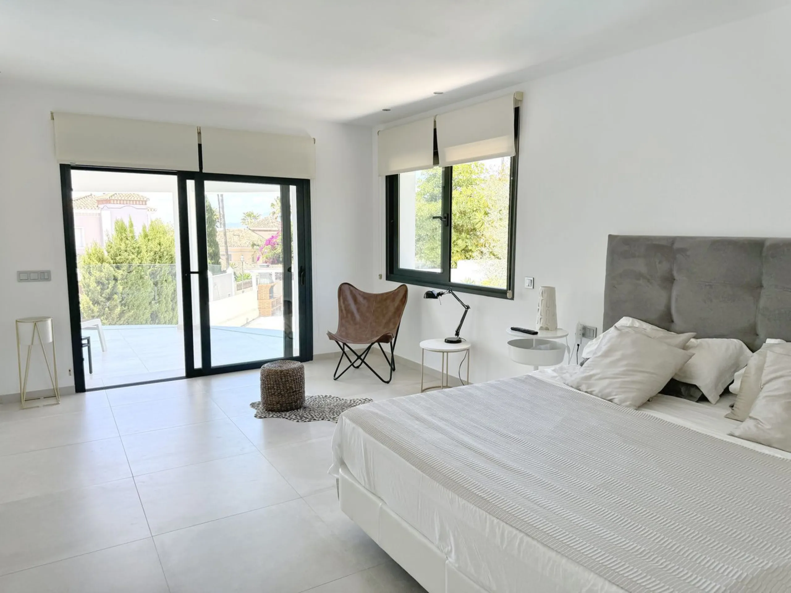 Magnificent villa with stunning sea views. The villa has 5 bedrooms and 4 bathrooms, located in the El Rosario area,