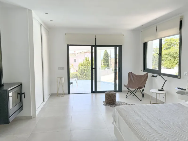 Magnificent villa with stunning sea views. The villa has 5 bedrooms and 4 bathrooms, located in the El Rosario area,