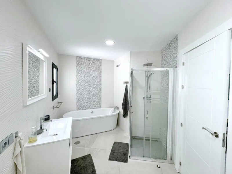 Magnificent villa with stunning sea views. The villa has 5 bedrooms and 4 bathrooms, located in the El Rosario area,