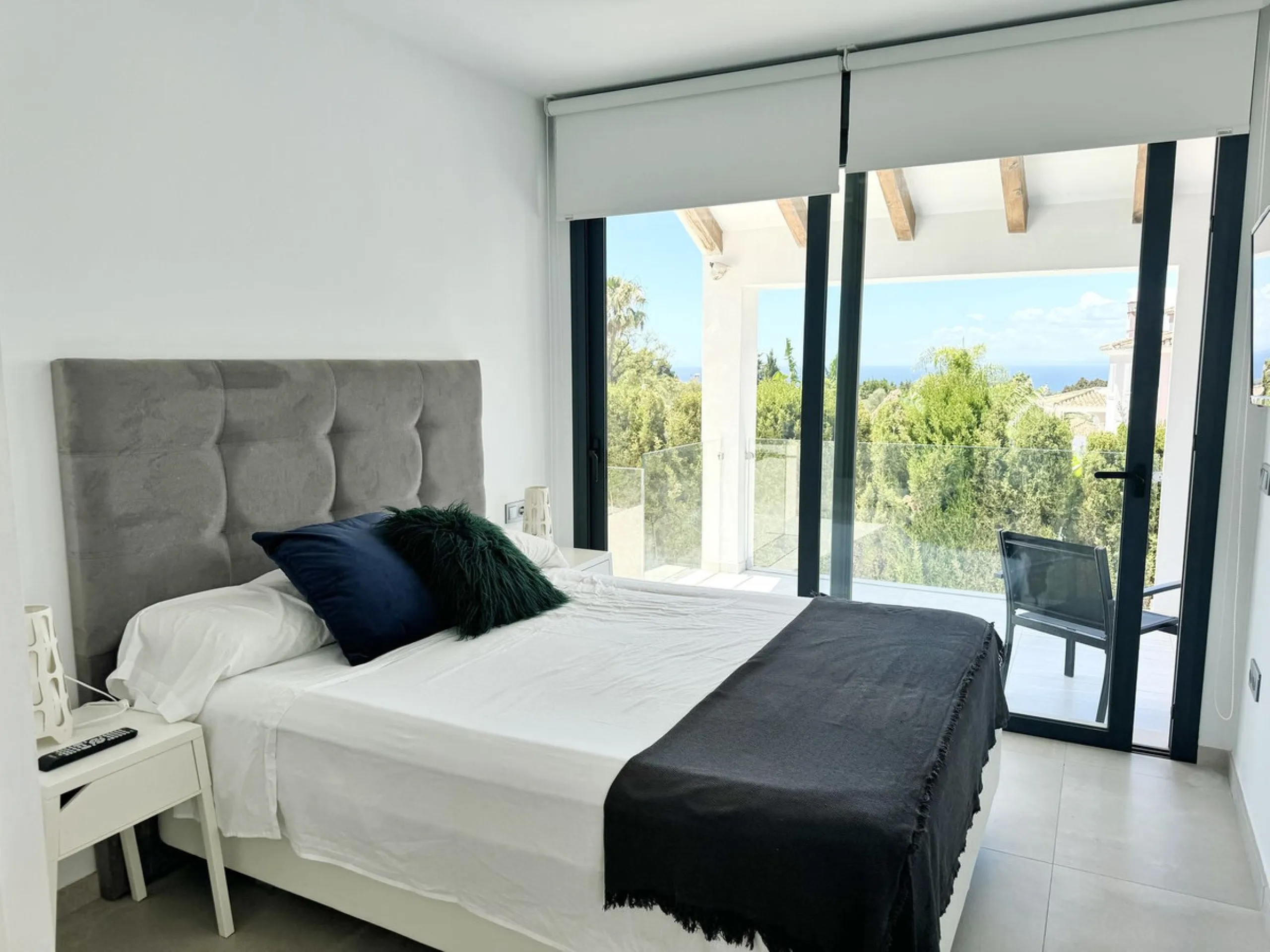 Magnificent villa with stunning sea views. The villa has 5 bedrooms and 4 bathrooms, located in the El Rosario area,
