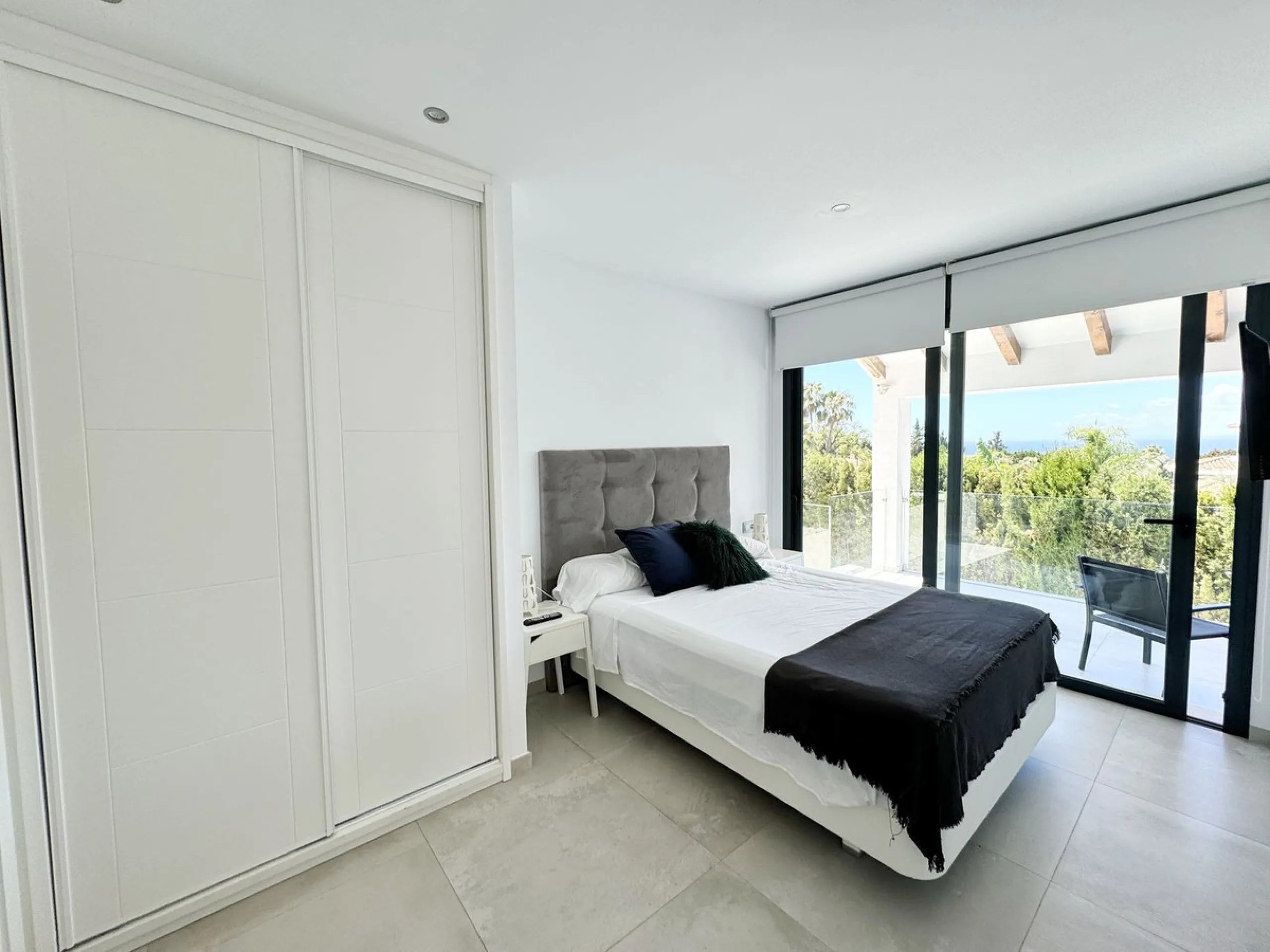 Magnificent villa with stunning sea views. The villa has 5 bedrooms and 4 bathrooms, located in the El Rosario area,