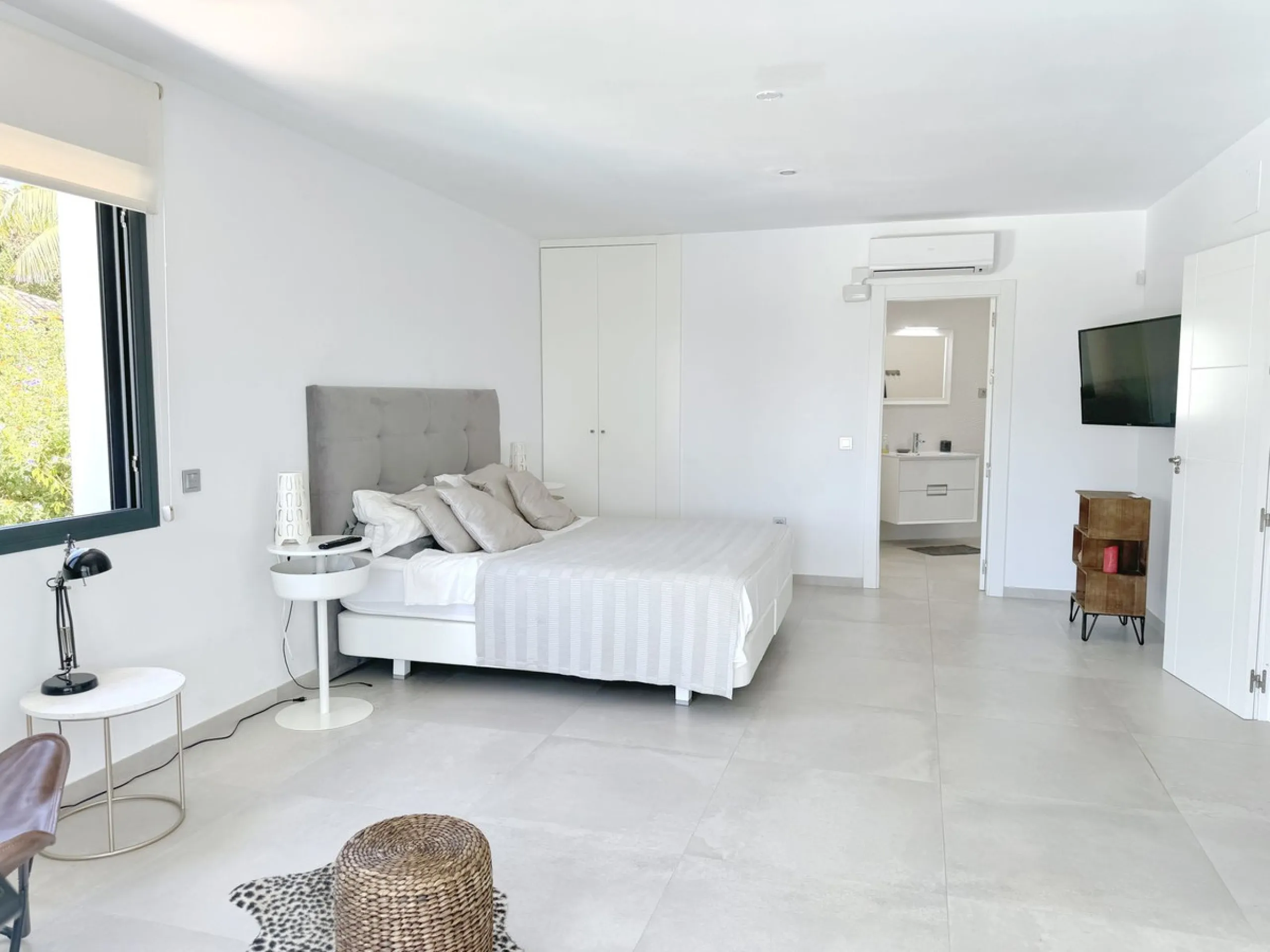 Magnificent villa with stunning sea views. The villa has 5 bedrooms and 4 bathrooms, located in the El Rosario area,