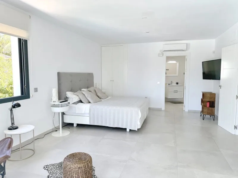 Magnificent villa with stunning sea views. The villa has 5 bedrooms and 4 bathrooms, located in the El Rosario area,
