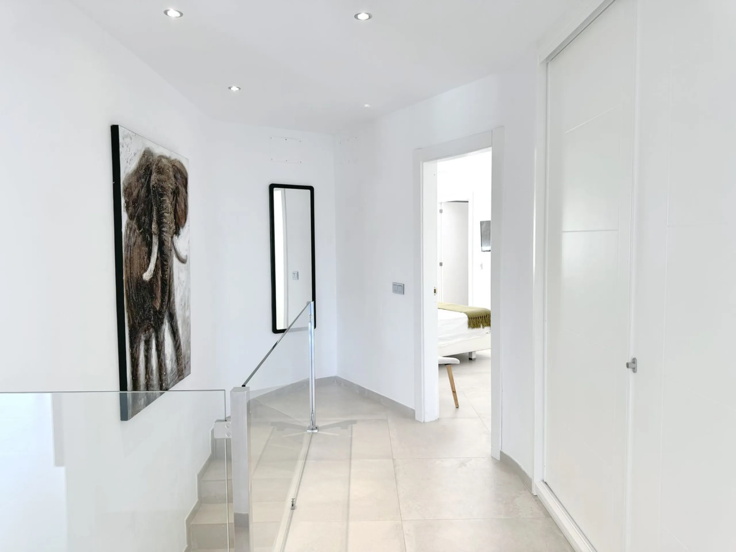 Magnificent villa with stunning sea views. The villa has 5 bedrooms and 4 bathrooms, located in the El Rosario area,