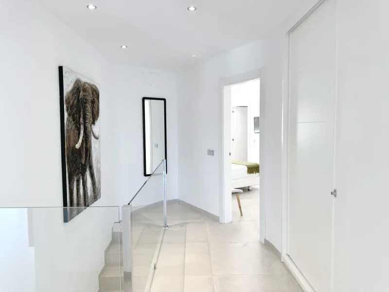 Magnificent villa with stunning sea views. The villa has 5 bedrooms and 4 bathrooms, located in the El Rosario area,