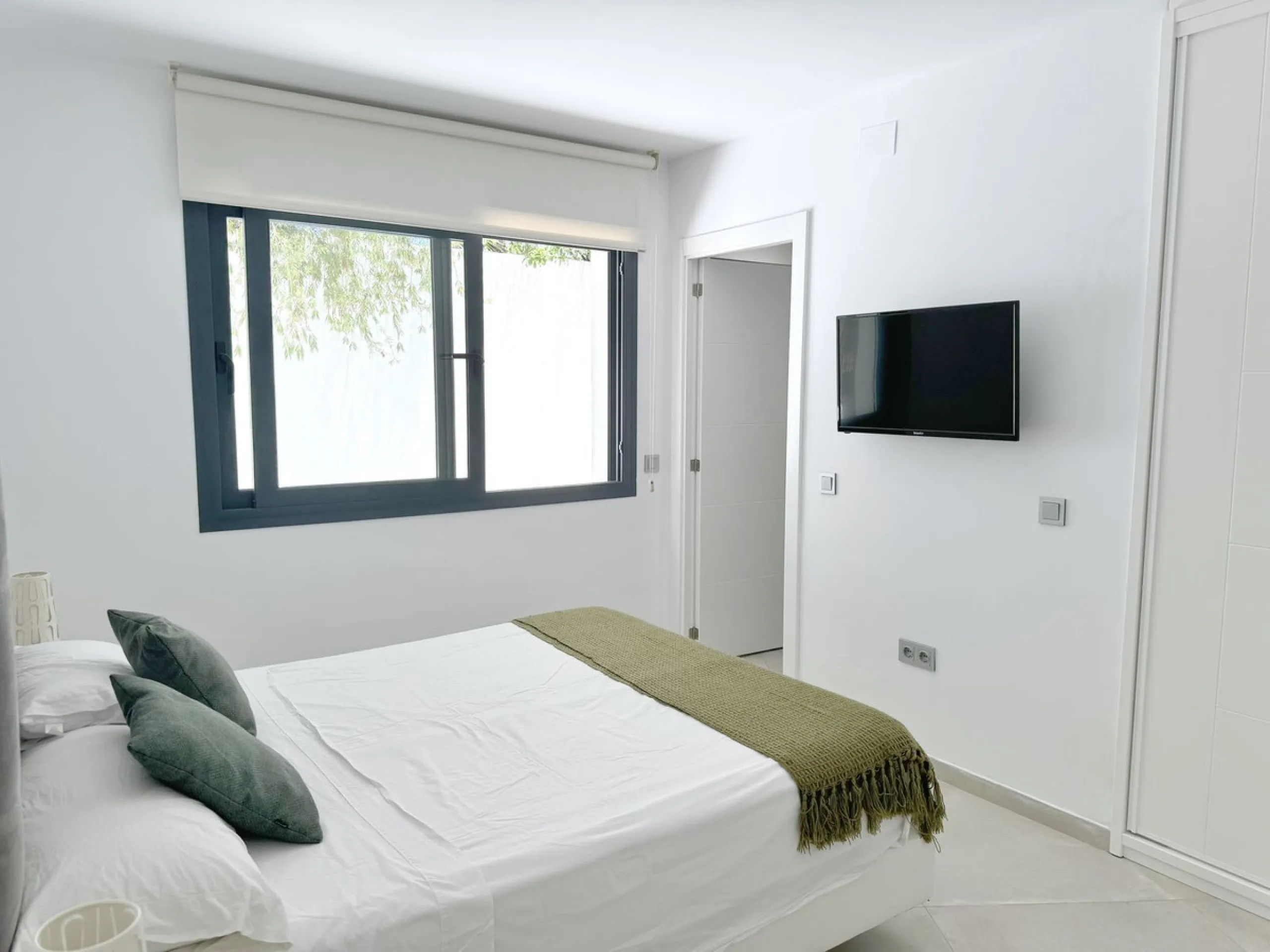 Magnificent villa with stunning sea views. The villa has 5 bedrooms and 4 bathrooms, located in the El Rosario area,