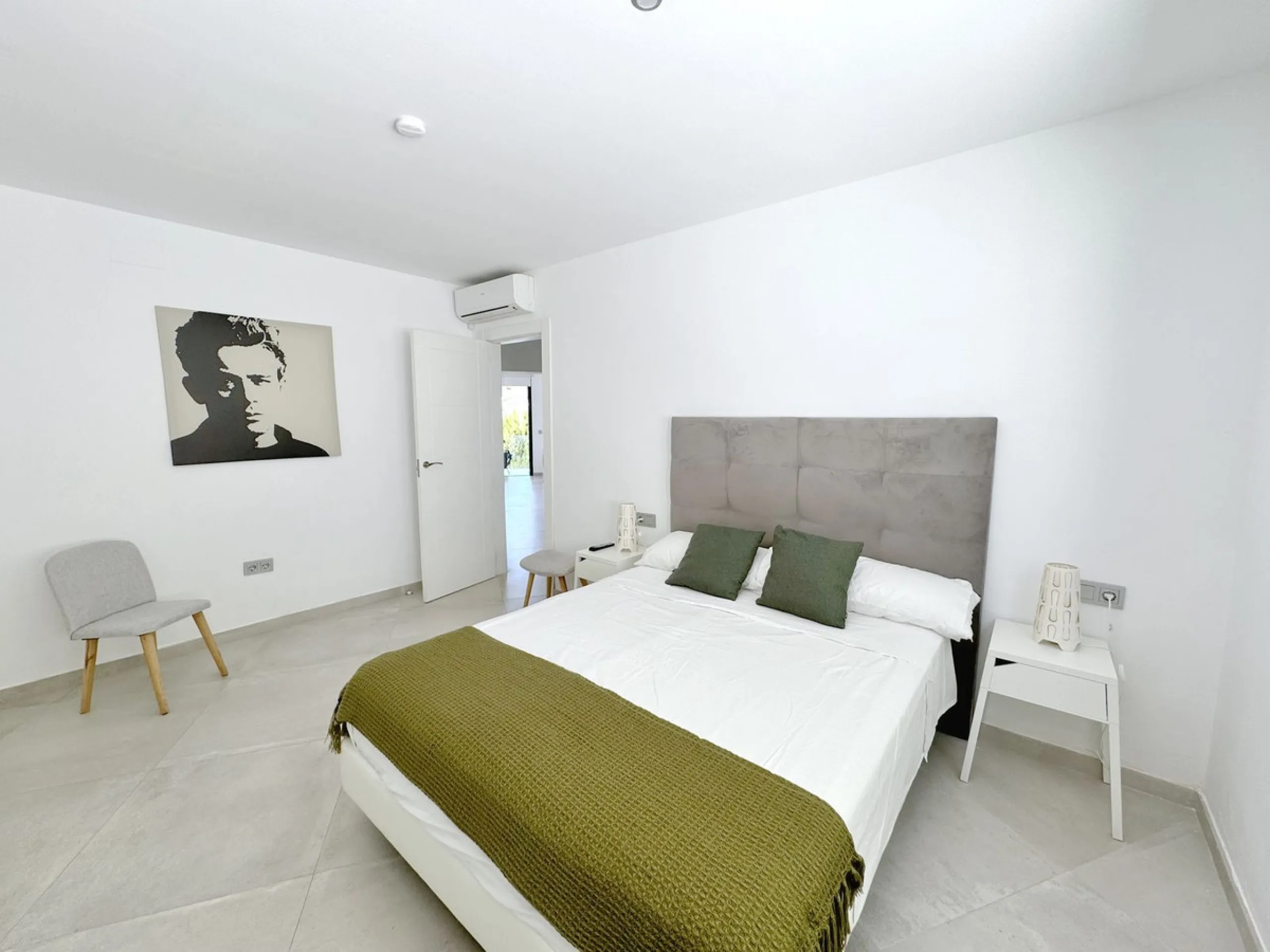 Magnificent villa with stunning sea views. The villa has 5 bedrooms and 4 bathrooms, located in the El Rosario area,