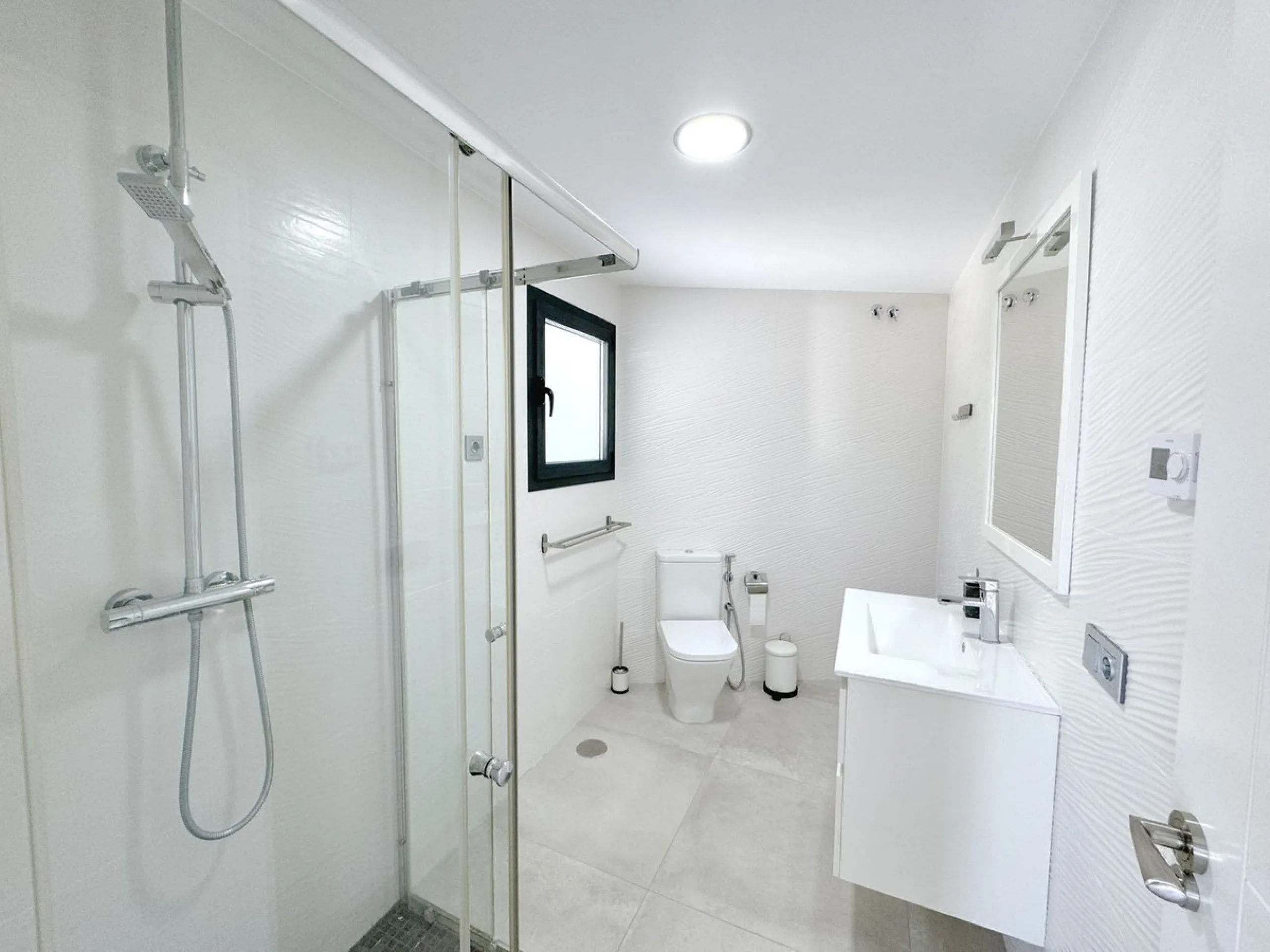 Magnificent villa with stunning sea views. The villa has 5 bedrooms and 4 bathrooms, located in the El Rosario area,