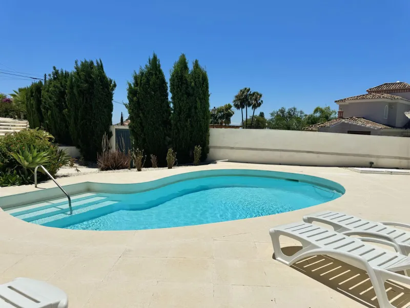 Magnificent villa with stunning sea views. The villa has 5 bedrooms and 4 bathrooms, located in the El Rosario area,