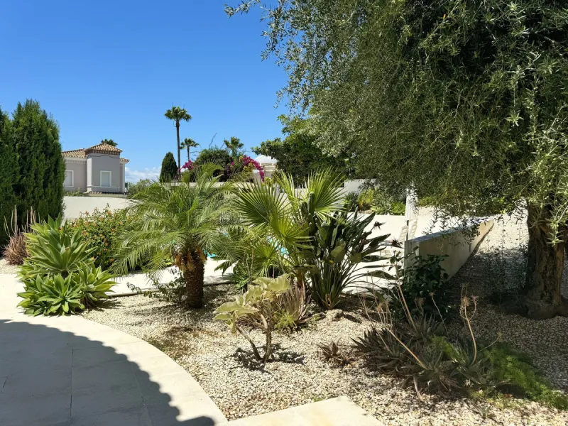 Magnificent villa with stunning sea views. The villa has 5 bedrooms and 4 bathrooms, located in the El Rosario area,