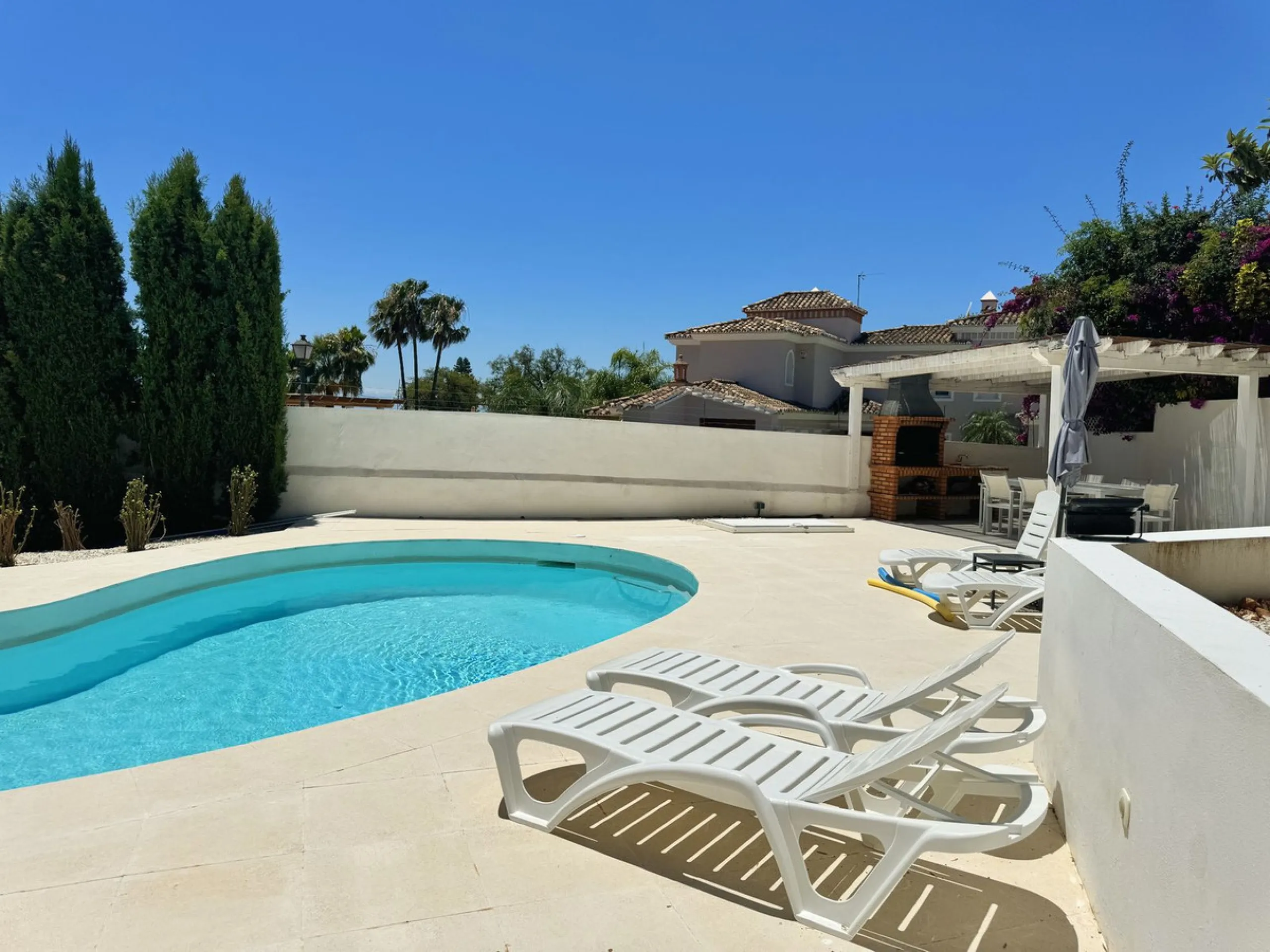 Magnificent villa with stunning sea views. The villa has 5 bedrooms and 4 bathrooms, located in the El Rosario area,