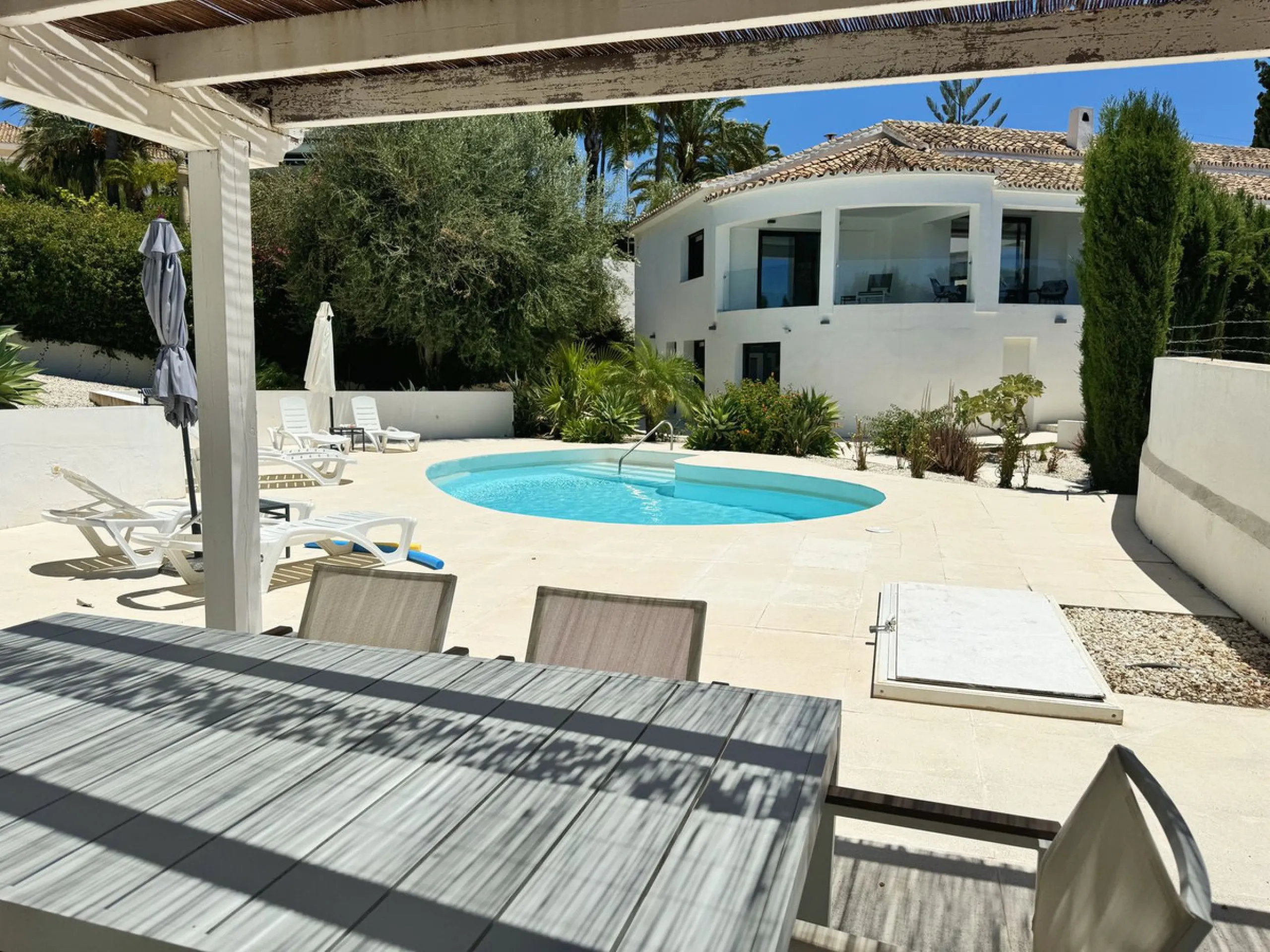 Magnificent villa with stunning sea views. The villa has 5 bedrooms and 4 bathrooms, located in the El Rosario area,
