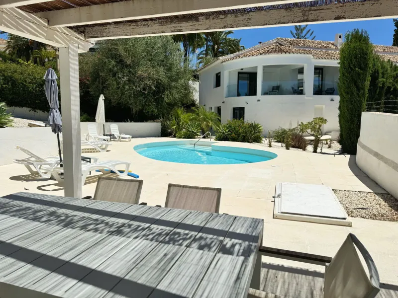 Magnificent villa with stunning sea views. The villa has 5 bedrooms and 4 bathrooms, located in the El Rosario area,