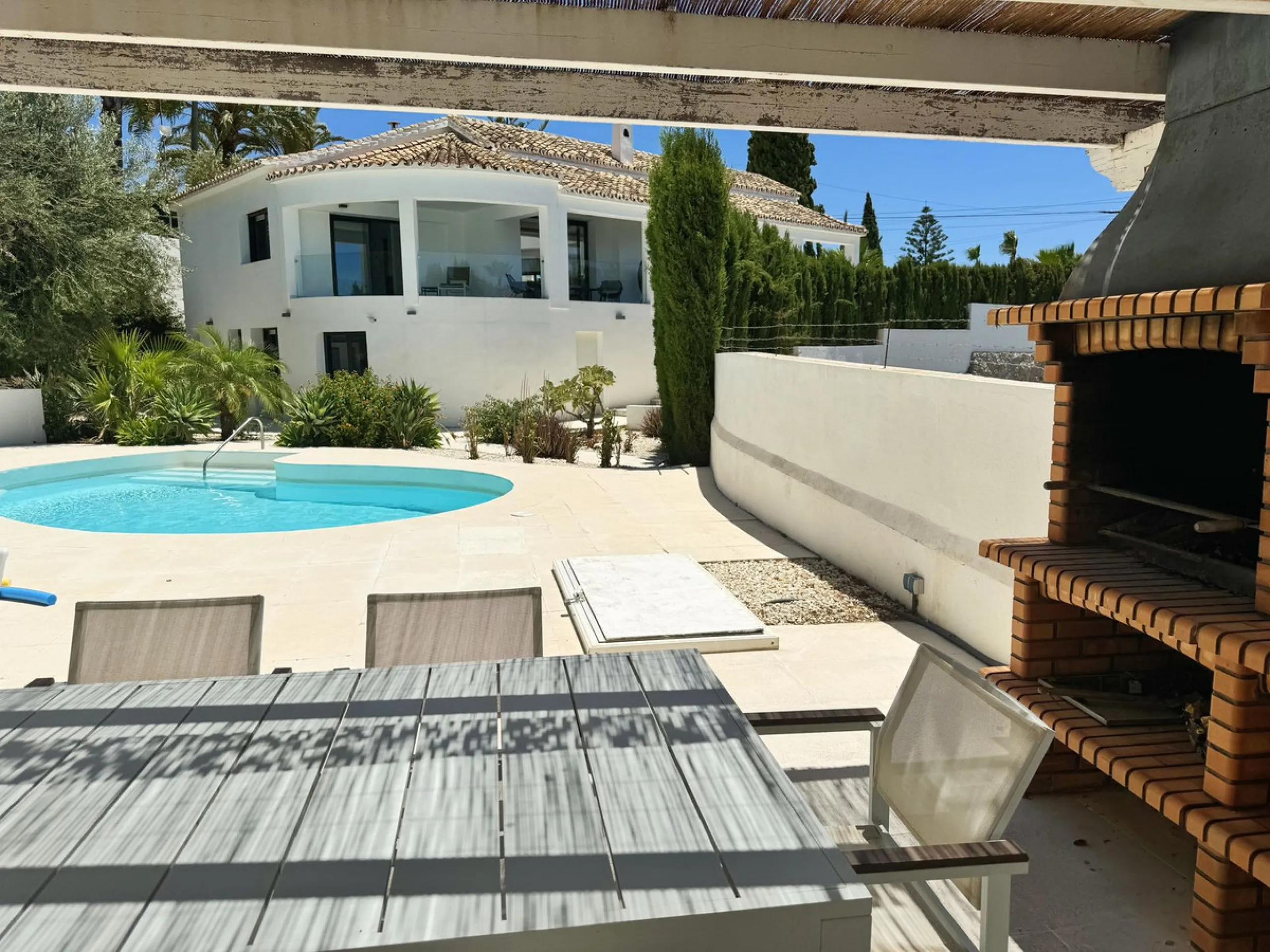Magnificent villa with stunning sea views. The villa has 5 bedrooms and 4 bathrooms, located in the El Rosario area,