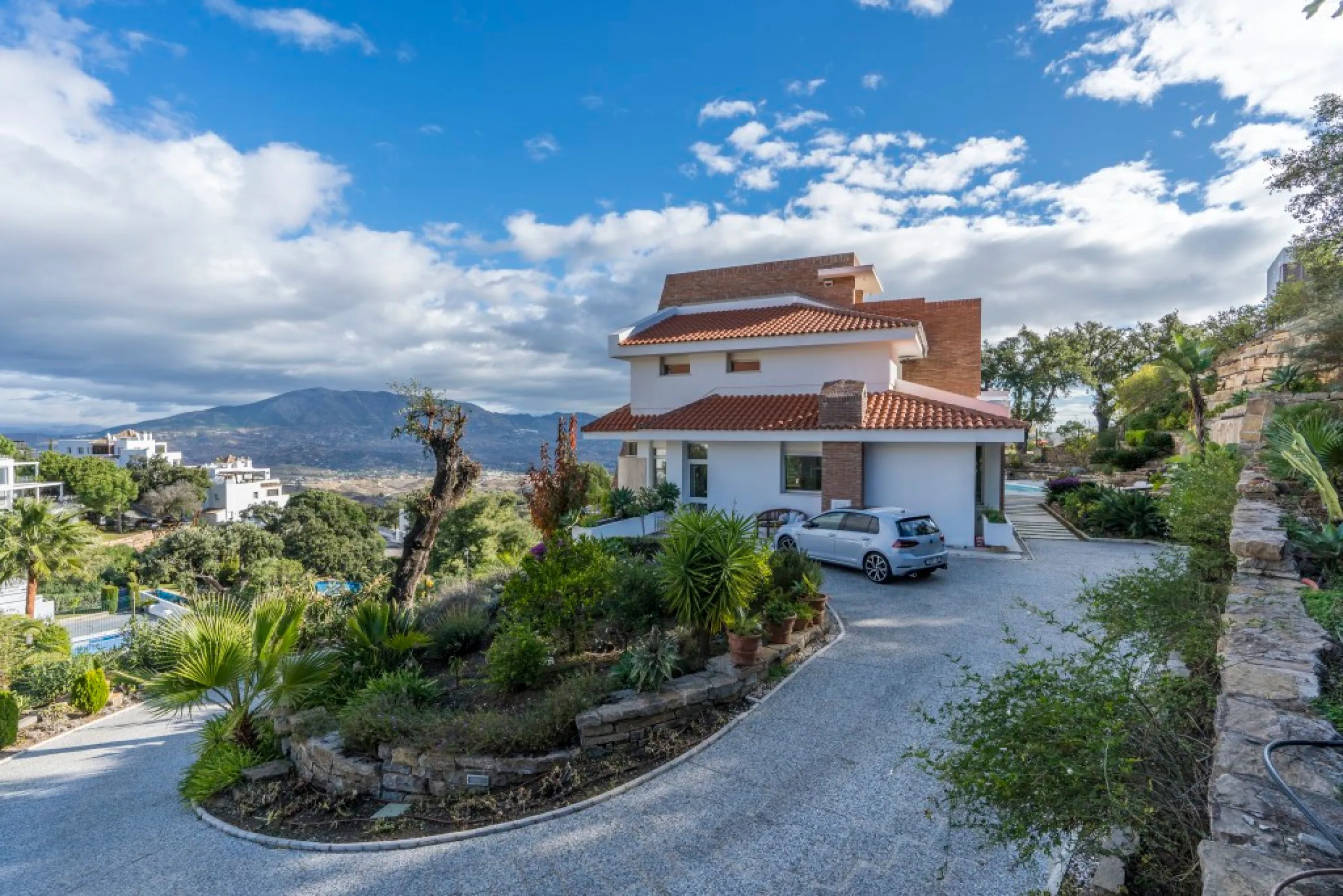 Amazing new built villa in La Mairena with high quality finishing and beautiful pool area. The villa offers on three levels, five bedrooms with en-suite bathrooms, a lovely and bright living room with open fire place, modern open plan kitchen and dining a