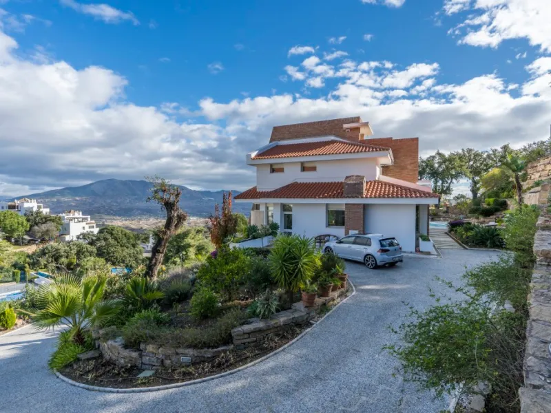 Amazing new built villa in La Mairena with high quality finishing and beautiful pool area. The villa offers on three levels, five bedrooms with en-suite bathrooms, a lovely and bright living room with open fire place, modern open plan kitchen and dining a