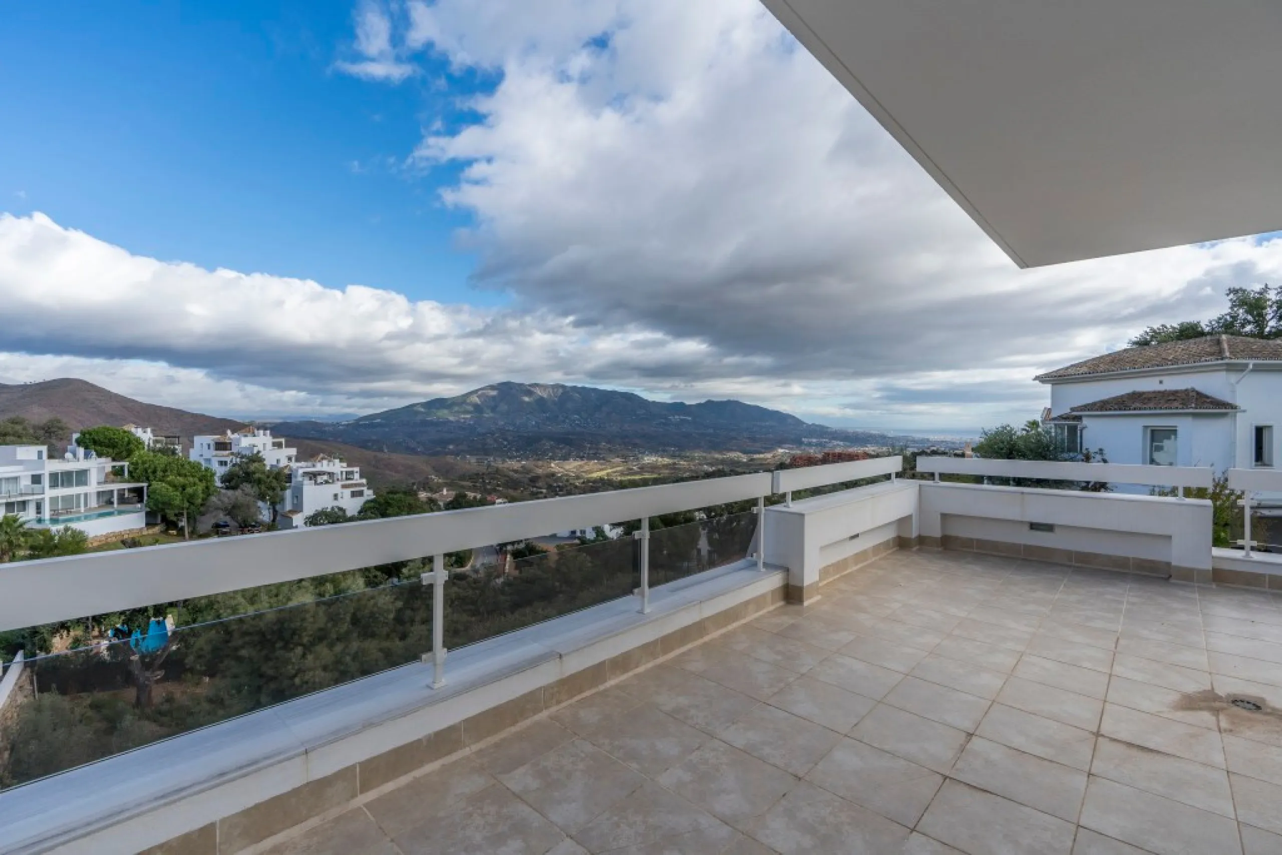 Amazing new built villa in La Mairena with high quality finishing and beautiful pool area. The villa offers on three levels, five bedrooms with en-suite bathrooms, a lovely and bright living room with open fire place, modern open plan kitchen and dining a