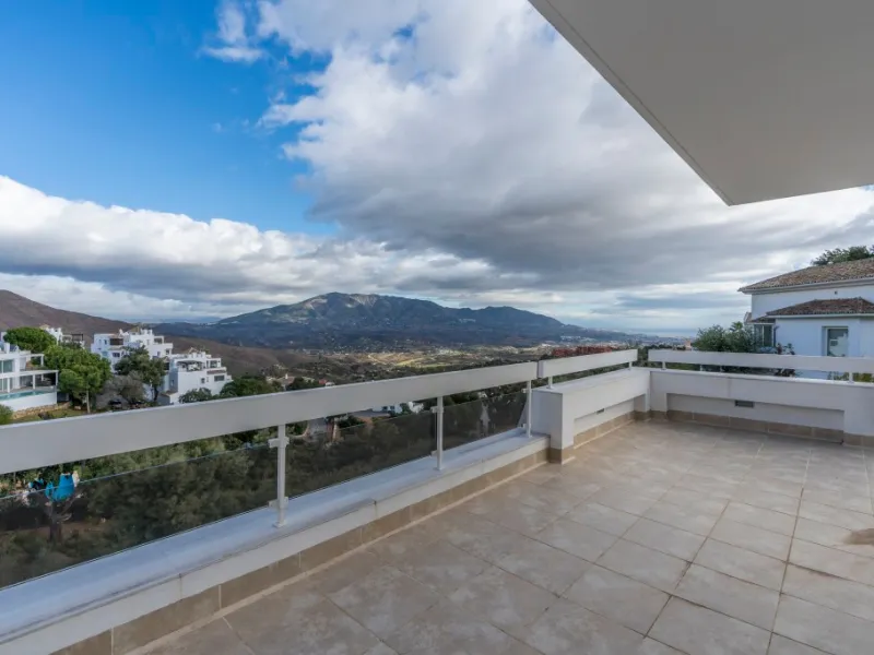 Amazing new built villa in La Mairena with high quality finishing and beautiful pool area. The villa offers on three levels, five bedrooms with en-suite bathrooms, a lovely and bright living room with open fire place, modern open plan kitchen and dining a