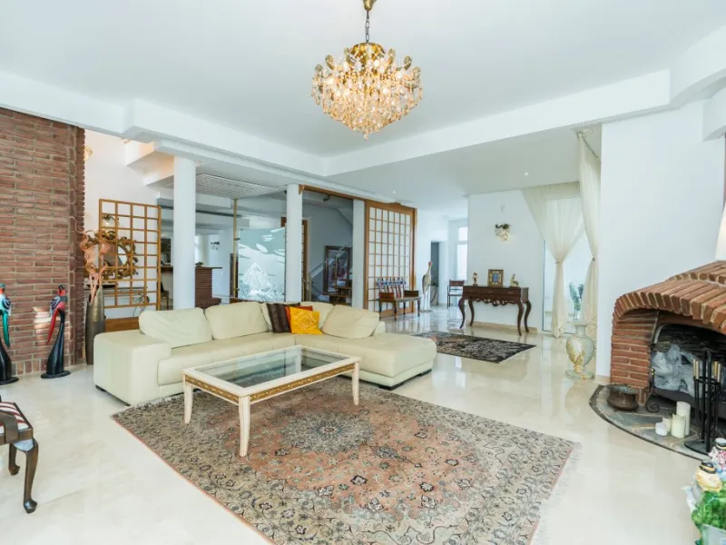 Amazing new built villa in La Mairena with high quality finishing and beautiful pool area. The villa offers on three levels, five bedrooms with en-suite bathrooms, a lovely and bright living room with open fire place, modern open plan kitchen and dining a