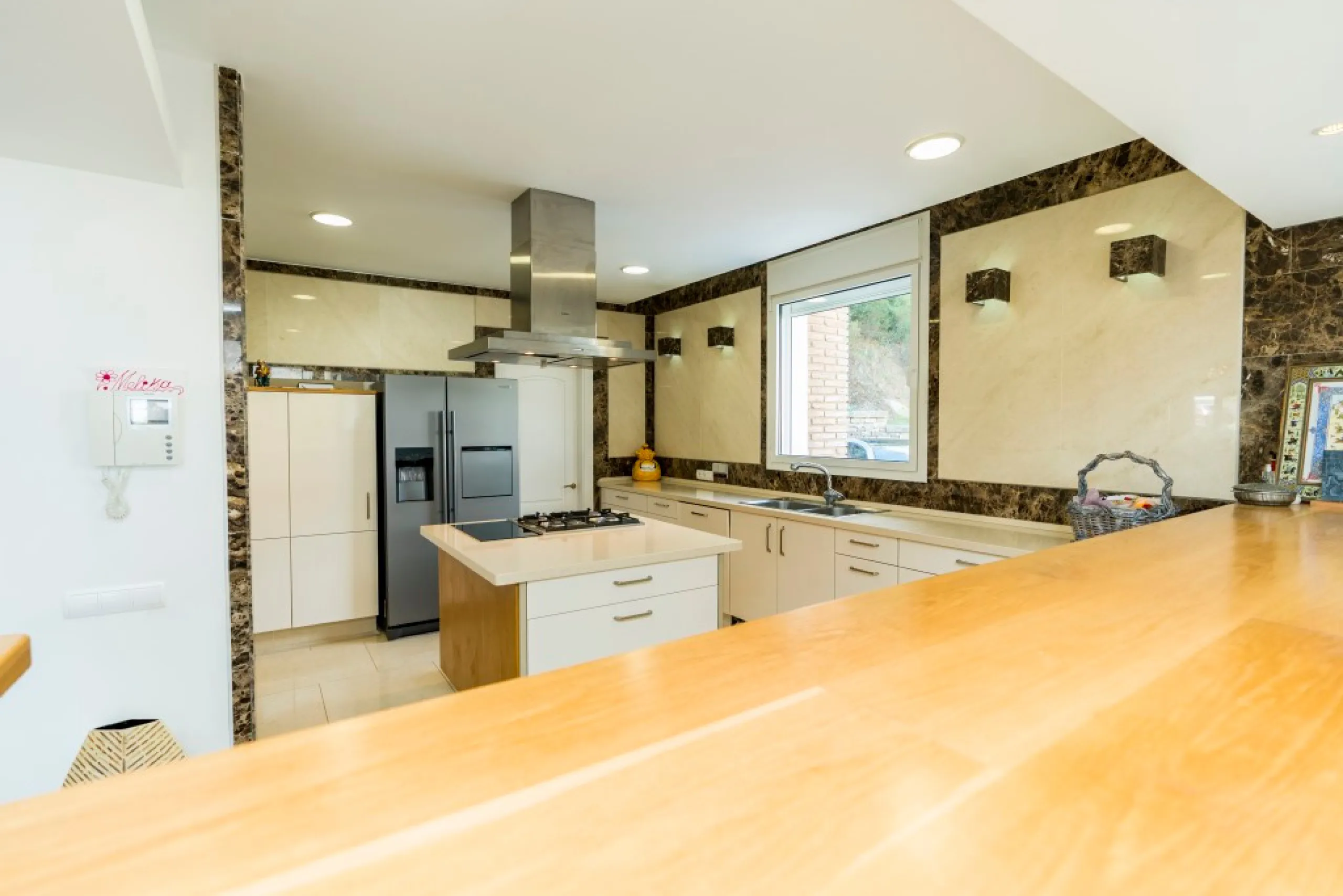 Amazing new built villa in La Mairena with high quality finishing and beautiful pool area. The villa offers on three levels, five bedrooms with en-suite bathrooms, a lovely and bright living room with open fire place, modern open plan kitchen and dining a