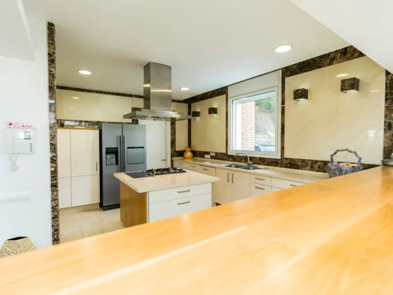 Amazing new built villa in La Mairena with high quality finishing and beautiful pool area. The villa offers on three levels, five bedrooms with en-suite bathrooms, a lovely and bright living room with open fire place, modern open plan kitchen and dining a