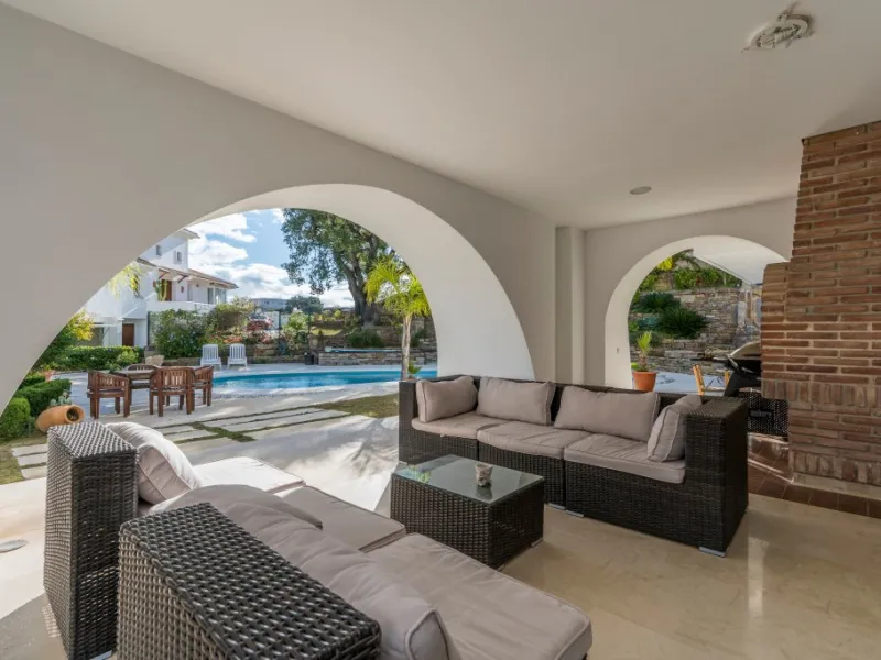 Amazing new built villa in La Mairena with high quality finishing and beautiful pool area. The villa offers on three levels, five bedrooms with en-suite bathrooms, a lovely and bright living room with open fire place, modern open plan kitchen and dining a